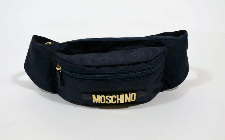 Moschino by Redwall Vintage Navy Blue Fanny Pack In Excellent Condition For Sale In Nice, FR