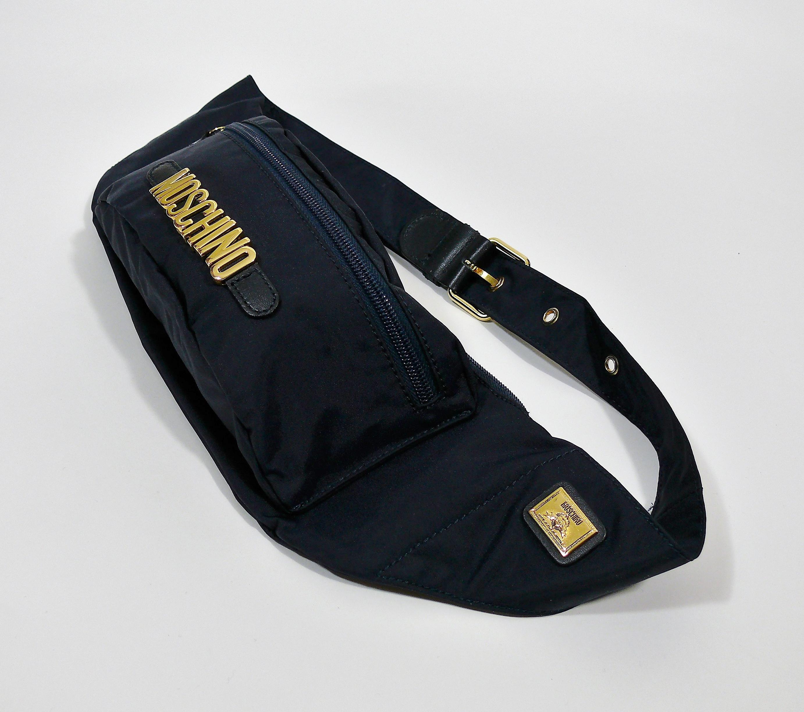 Moschino by Redwall - Sac banane bleu marine vintage en vente 2