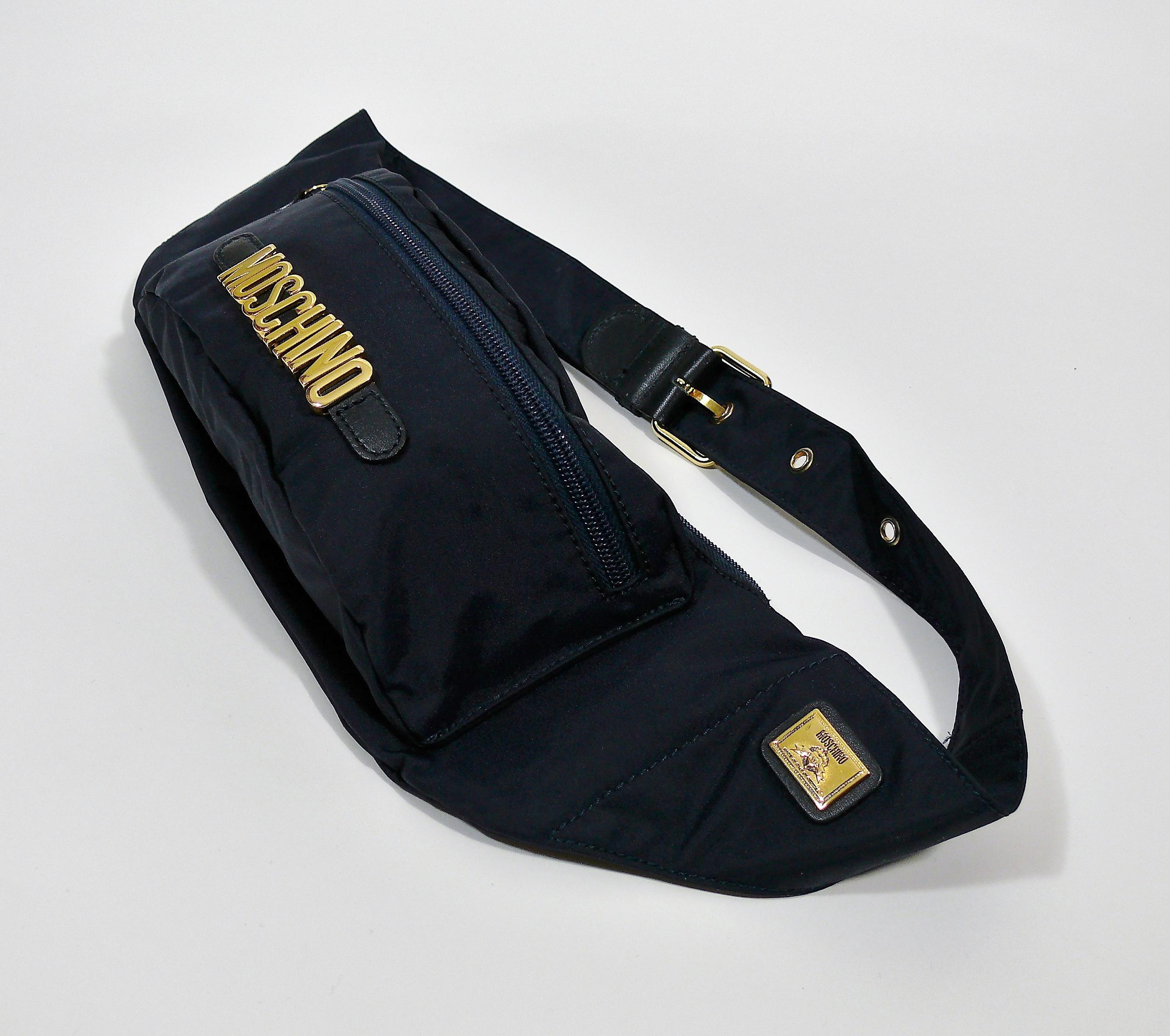 Moschino by Redwall Vintage Navy Blue Fanny Pack In Excellent Condition For Sale In Nice, FR