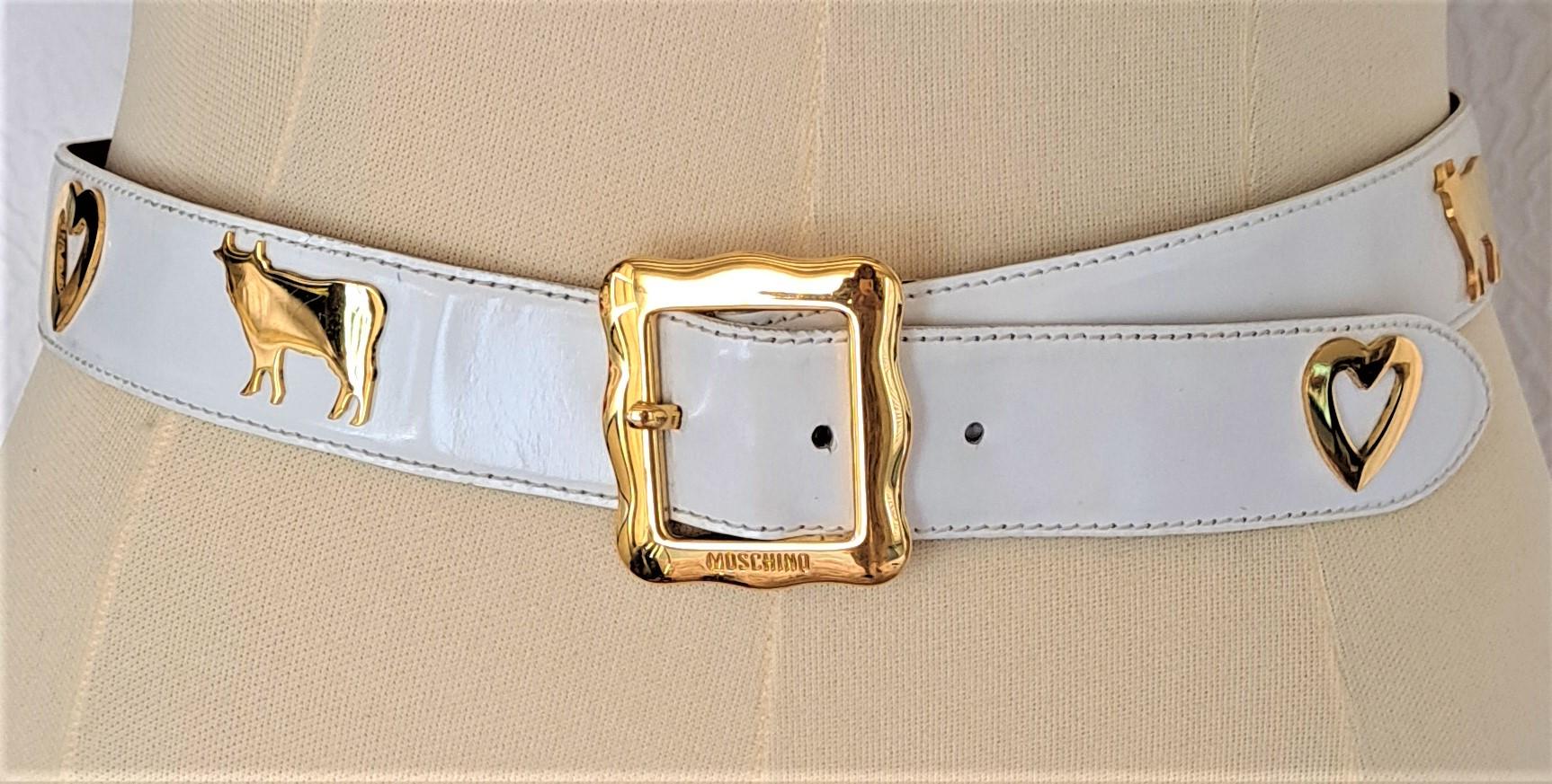 Cette magnifique ceinture Vintage Moschino by Redwall 1987 (elle n'est plus produite, c'est donc un objet de collection) est un accessoire de mode créé par la marque de luxe italienne Moschino. Moschino est connu pour ses designs audacieux et