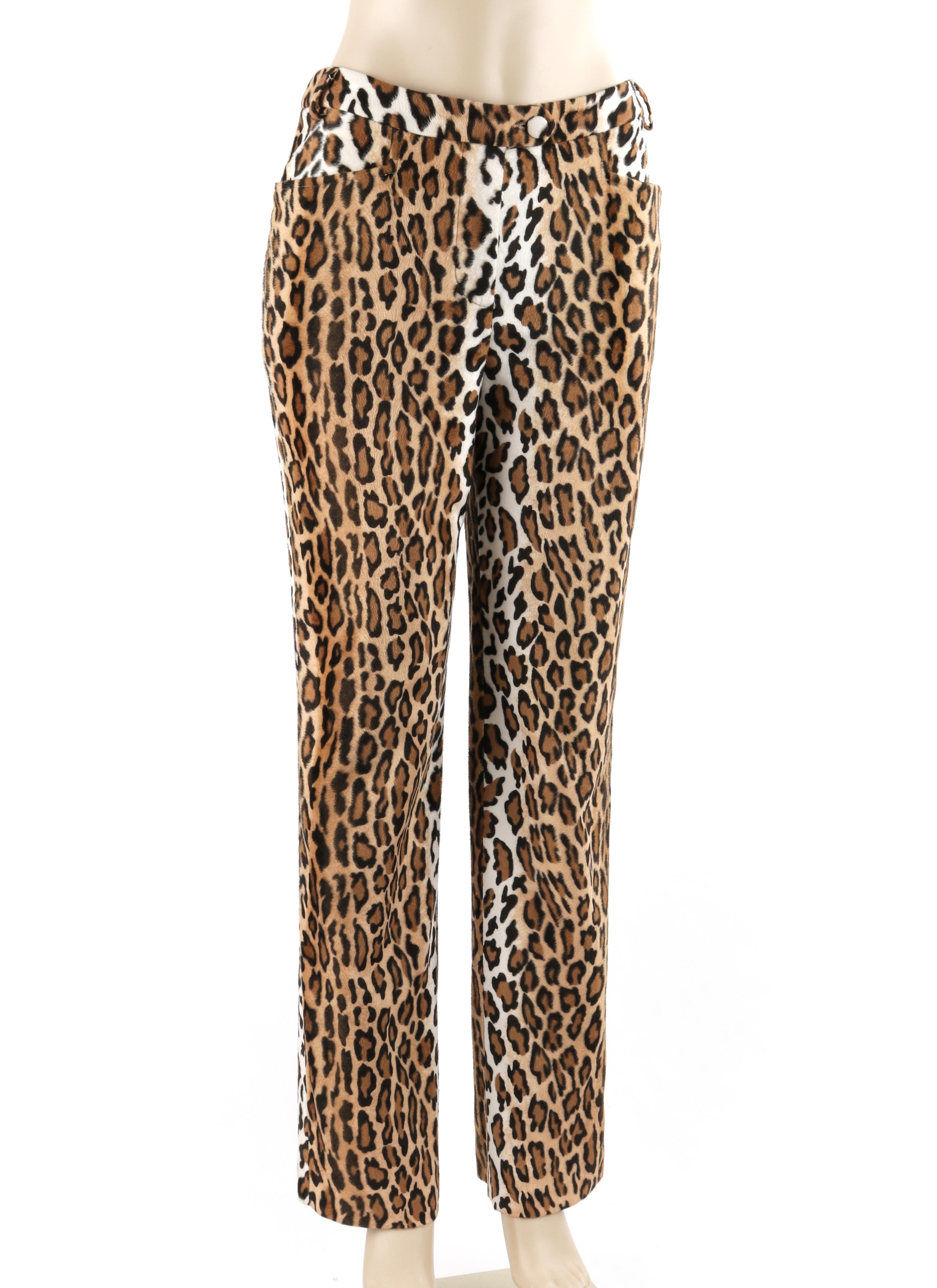 MOSCHINO c.1990's Cheap & Chic Braun Schwarz Leopard Print Kunstpelz Hosen Hosen 
  
Marke / Hersteller: Moschino Billig & Chic
Ungefähr: 1990er Jahre
Designer: Rossella Jardini
Stil: Passform-Hose mit geradem Bein
Farbe(n): Brauntöne, lohfarben,