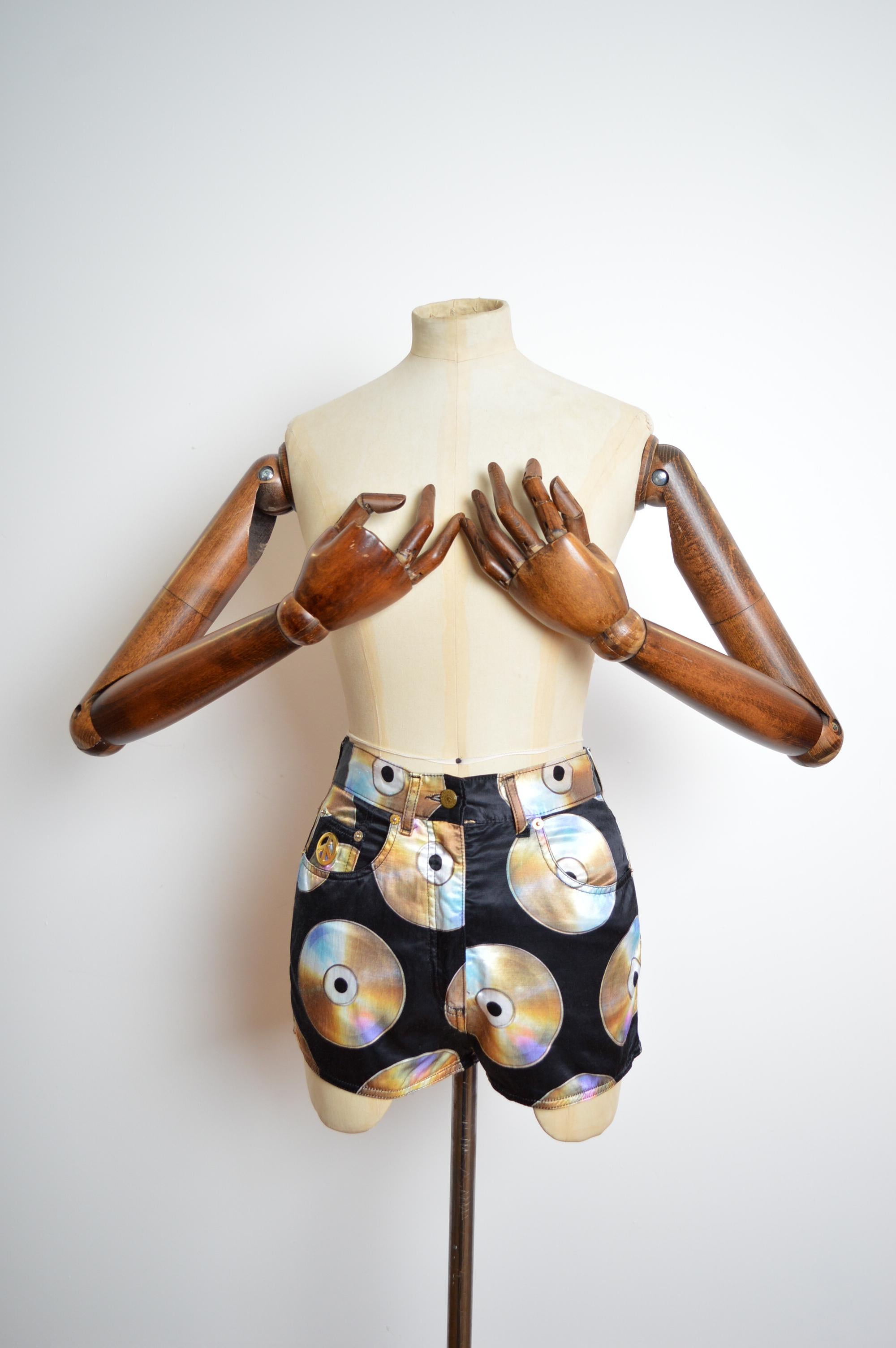 Moschino CD Print 1990s Compact Disc Music pattern Black High waisted Shorts 
MADE IN ITALY 
High waisted fit / Zip & Button Closure / Classic 4 Pocket design / Belt Loops / Peace logo metal hardware detail.
Size; 26” waist 
Waist; 26” 
Condition;