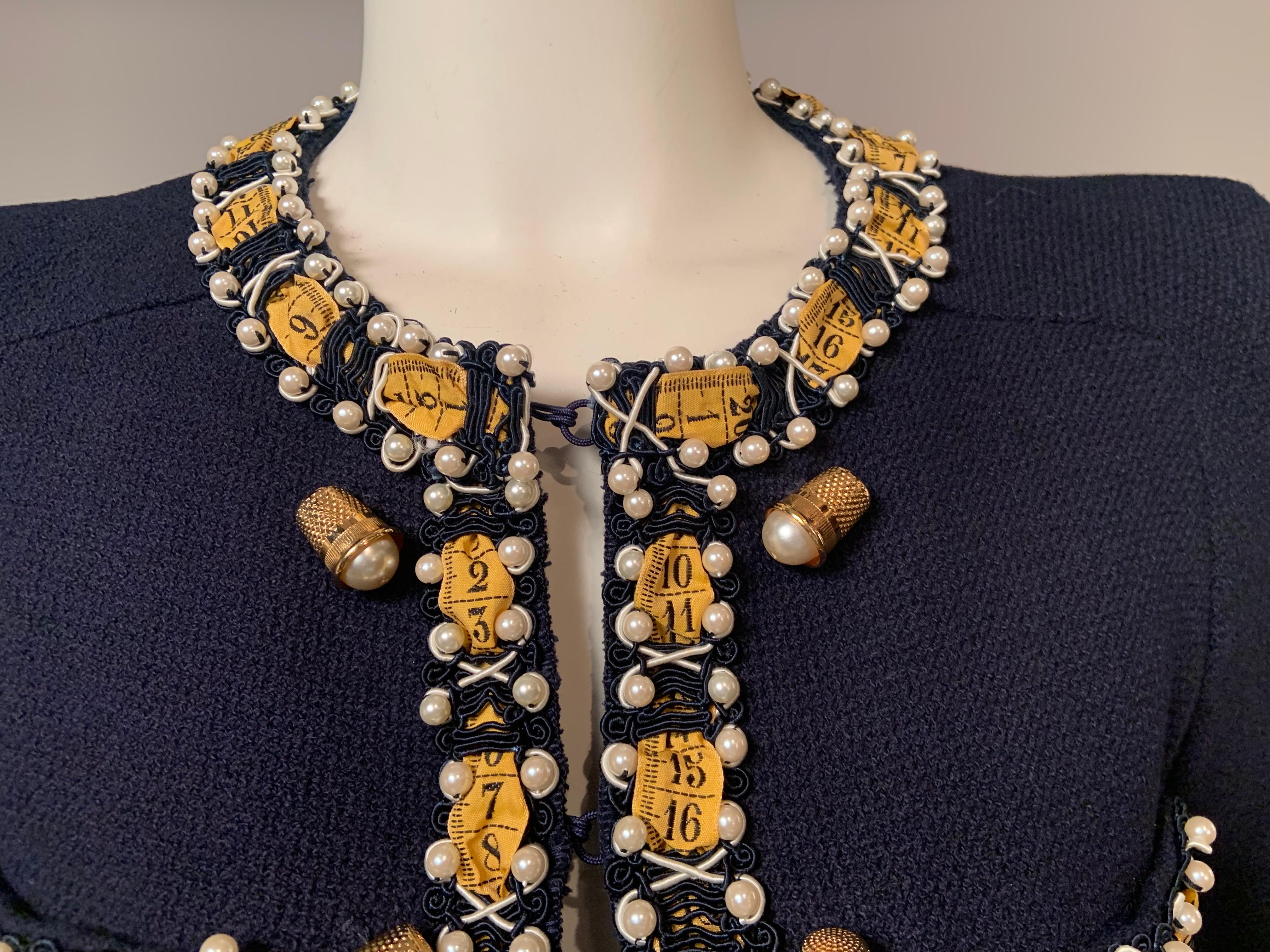Ich liebe diese Moschino-Stücke im Stil von Chanel, die den klassischen Stil der Chanel-Designs ein wenig auf die Schippe nehmen.  Die Jacke ist im klassischen Stil eines Chanel-Modells geschnitten, aber der Besatz verändert alles an der Jacke. 