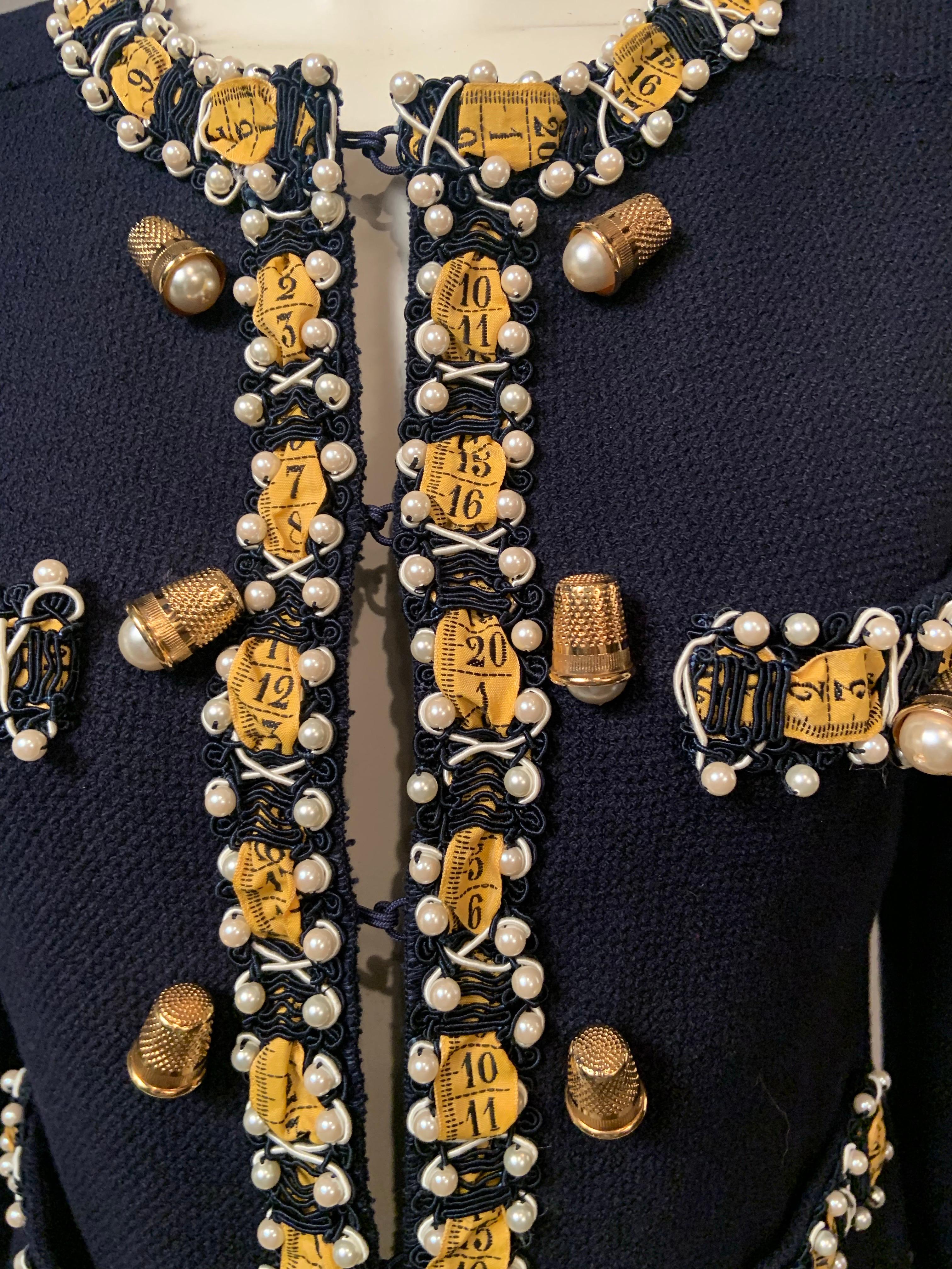 Moschino Chanel Style Jacke mit Perlen, Fingerhüten und Maßbandbesatz Damen im Angebot