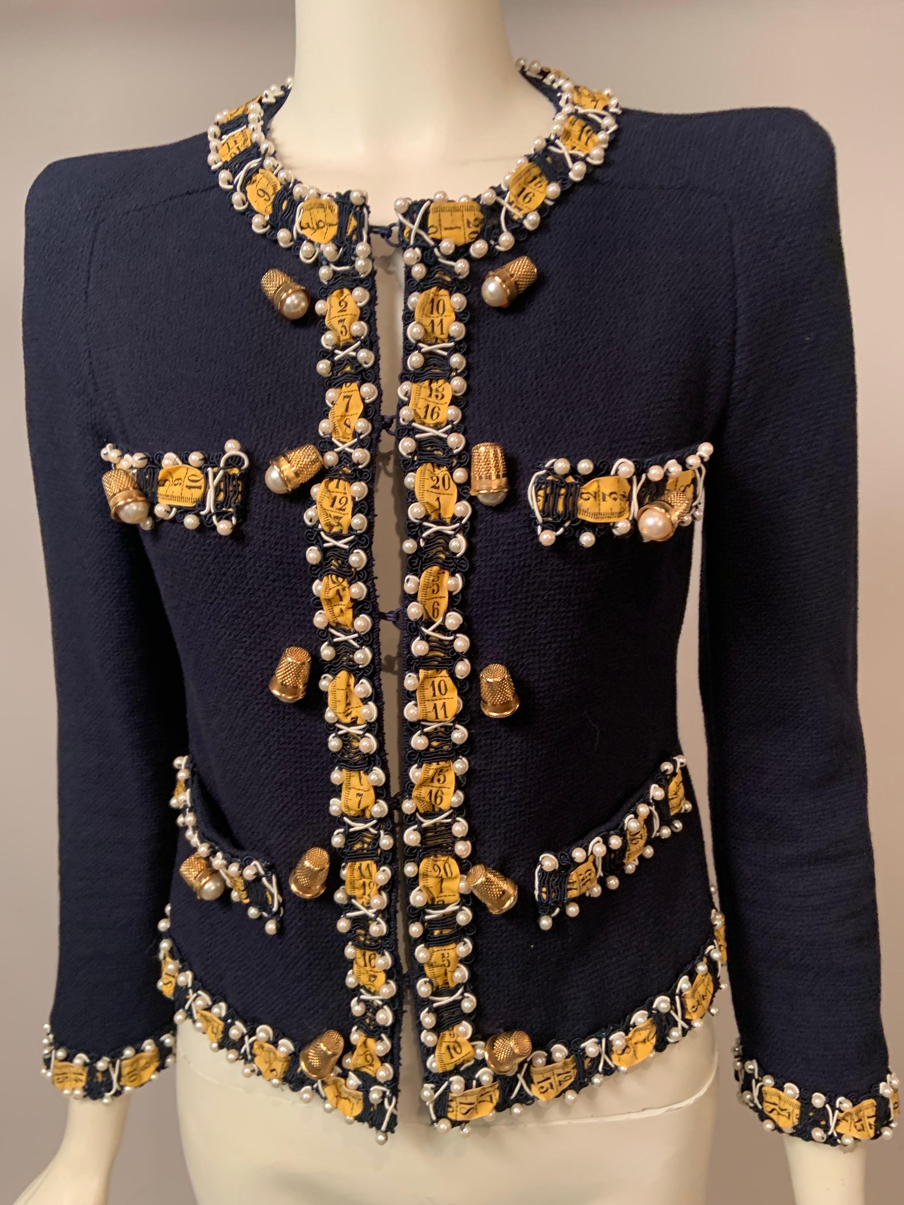 Moschino Chanel Style Jacke mit Perlen, Fingerhüten und Maßbandbesatz im Angebot 1