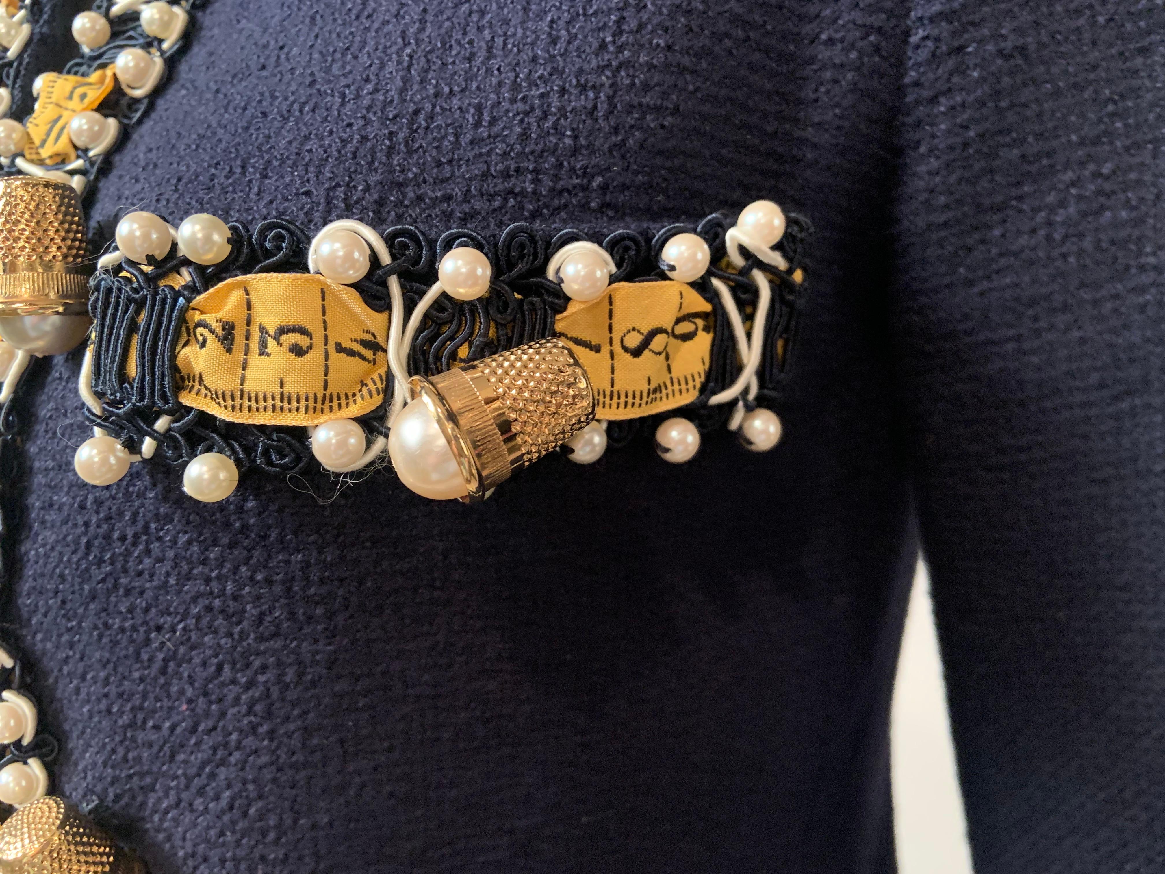 Moschino Chanel Style Jacke mit Perlen, Fingerhüten und Maßbandbesatz im Angebot 2