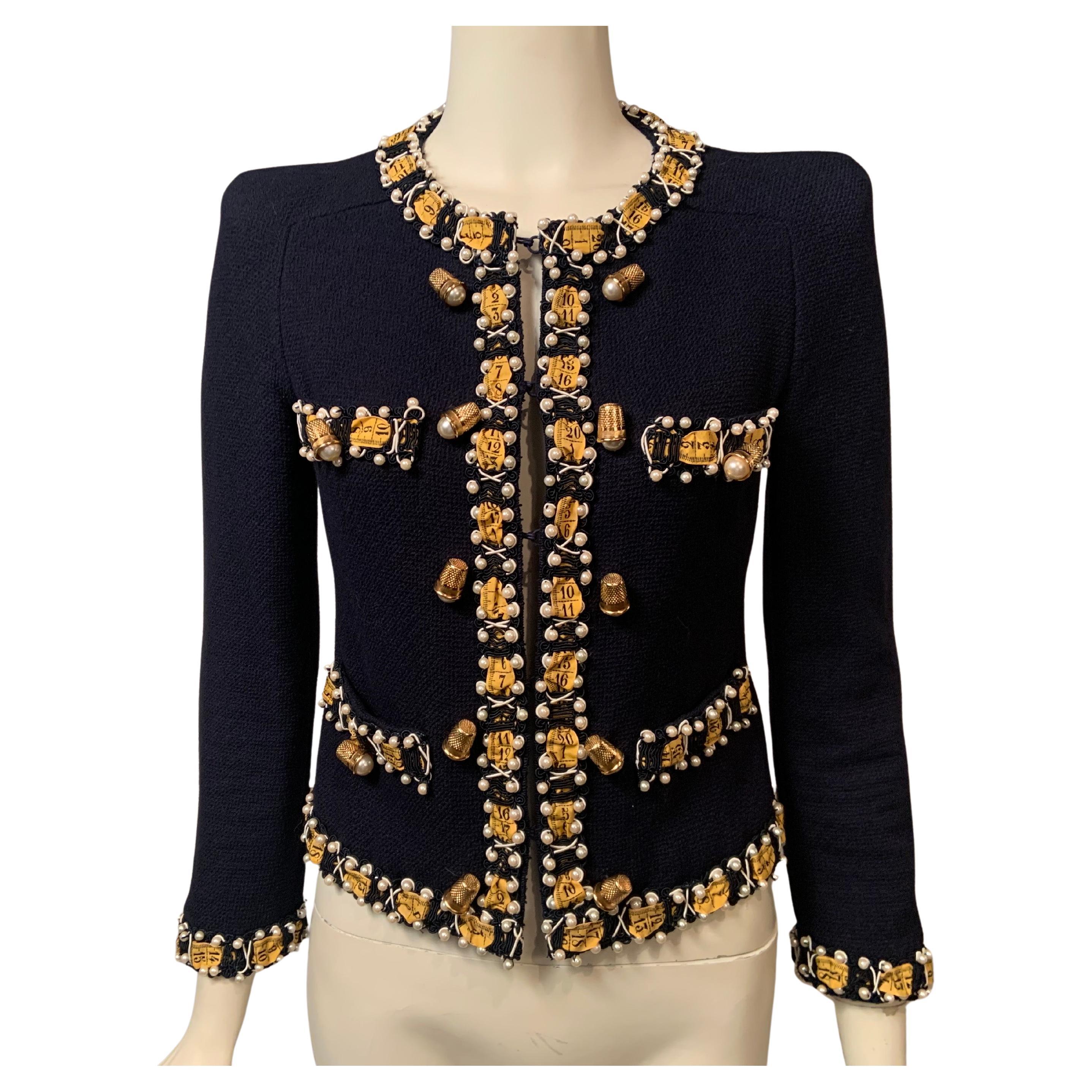 Moschino Chanel Style Jacke mit Perlen, Fingerhüten und Maßbandbesatz im Angebot