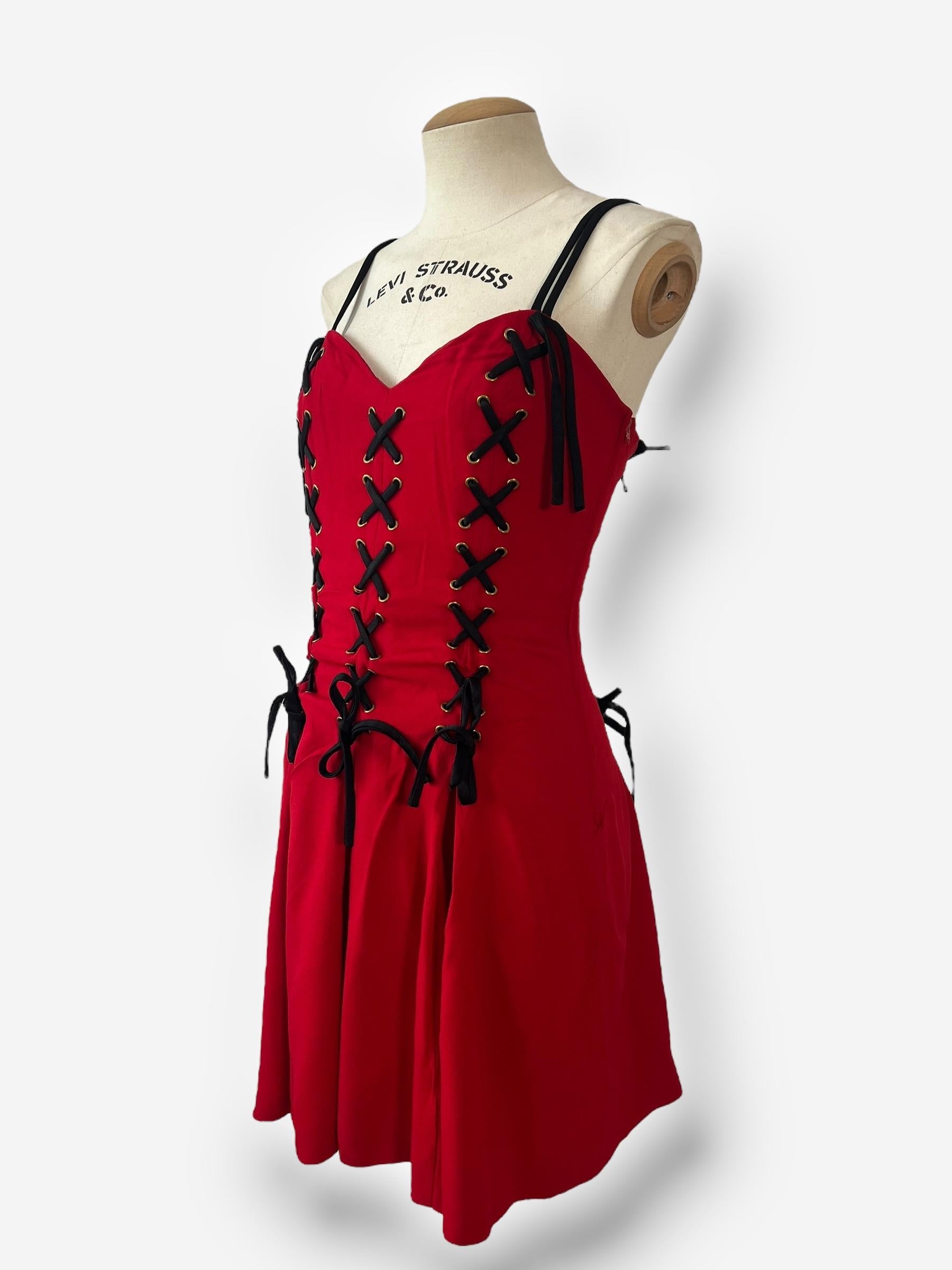 Donna Moschino Cheap and Chic - Mini Abito a Corsetto anni '90 in Rosso - See One in The in vendita