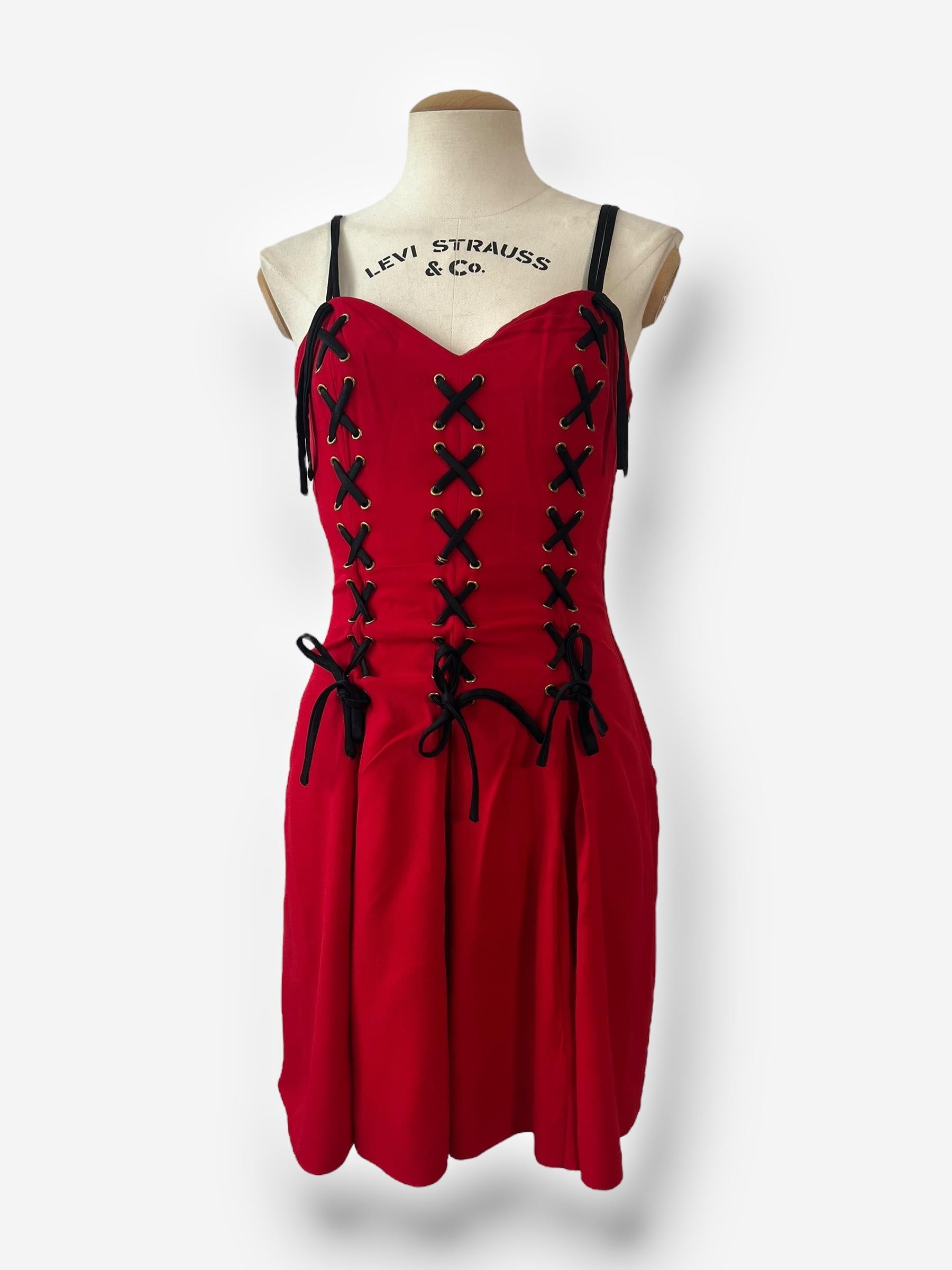 Moschino Cheap and Chic - Mini Abito a Corsetto anni '90 in Rosso - See One in The in vendita 1