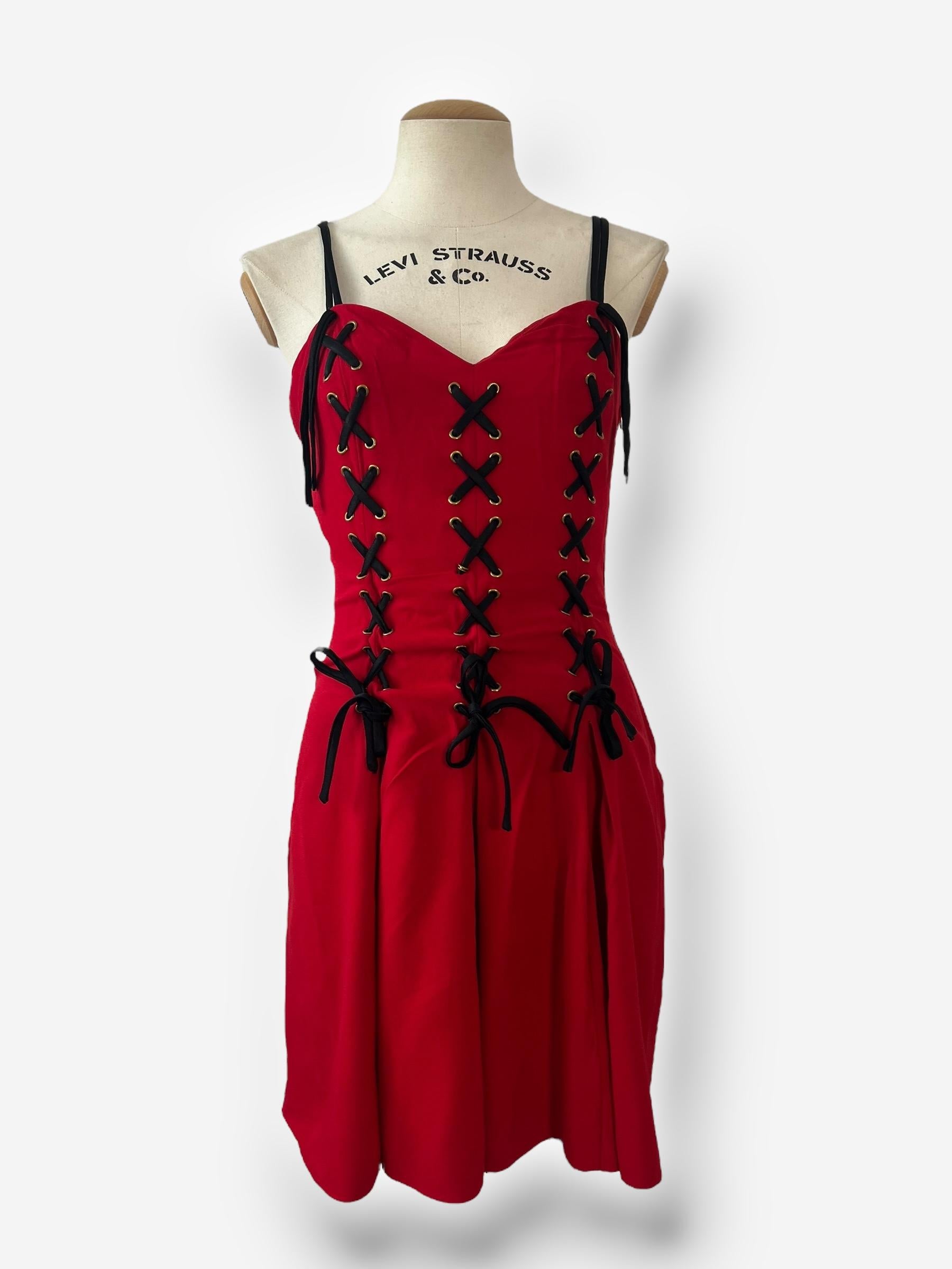 Moschino Cheap and Chic - Mini Abito a Corsetto anni '90 in Rosso - See One in The in vendita 2
