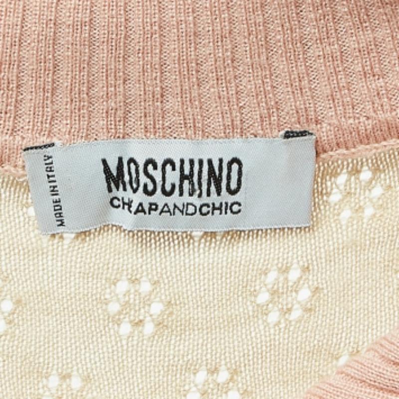 Beige Moschino Cheap and Chic Cardigan en laine perforée beige/rose à boutons sur le devant M. en vente