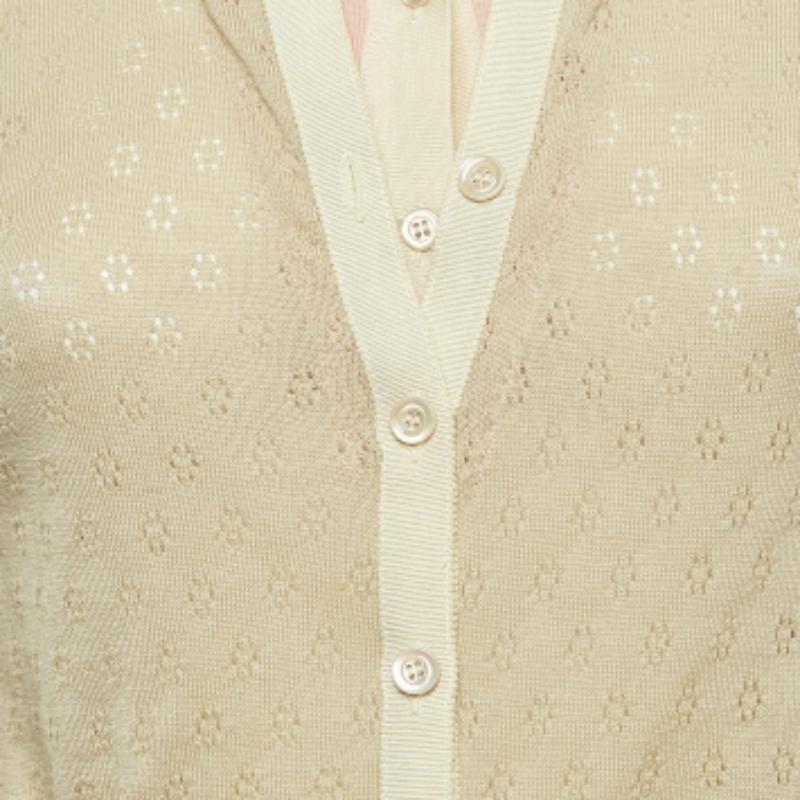 Moschino Cheap and Chic Cardigan en laine perforée beige/rose à boutons sur le devant M. Bon état - En vente à Dubai, Al Qouz 2