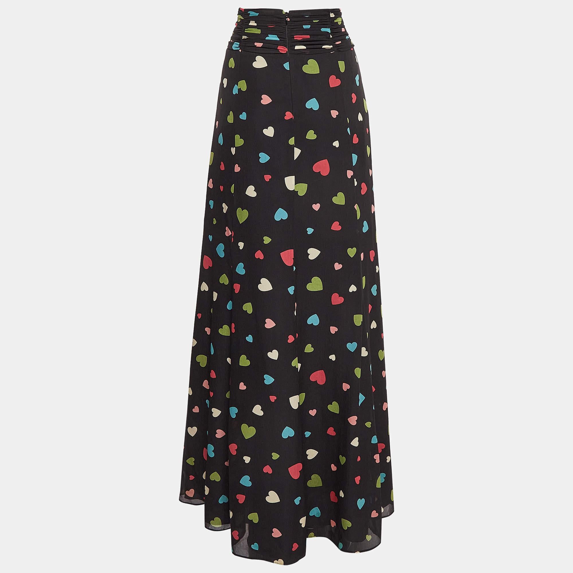 Experience the charm of designer clothing with this gorgeous skirt. Made from quality fabrics the skirt has a simple allure and a great fit. Pair it up with a tailored blouse or a simple top and high heels.