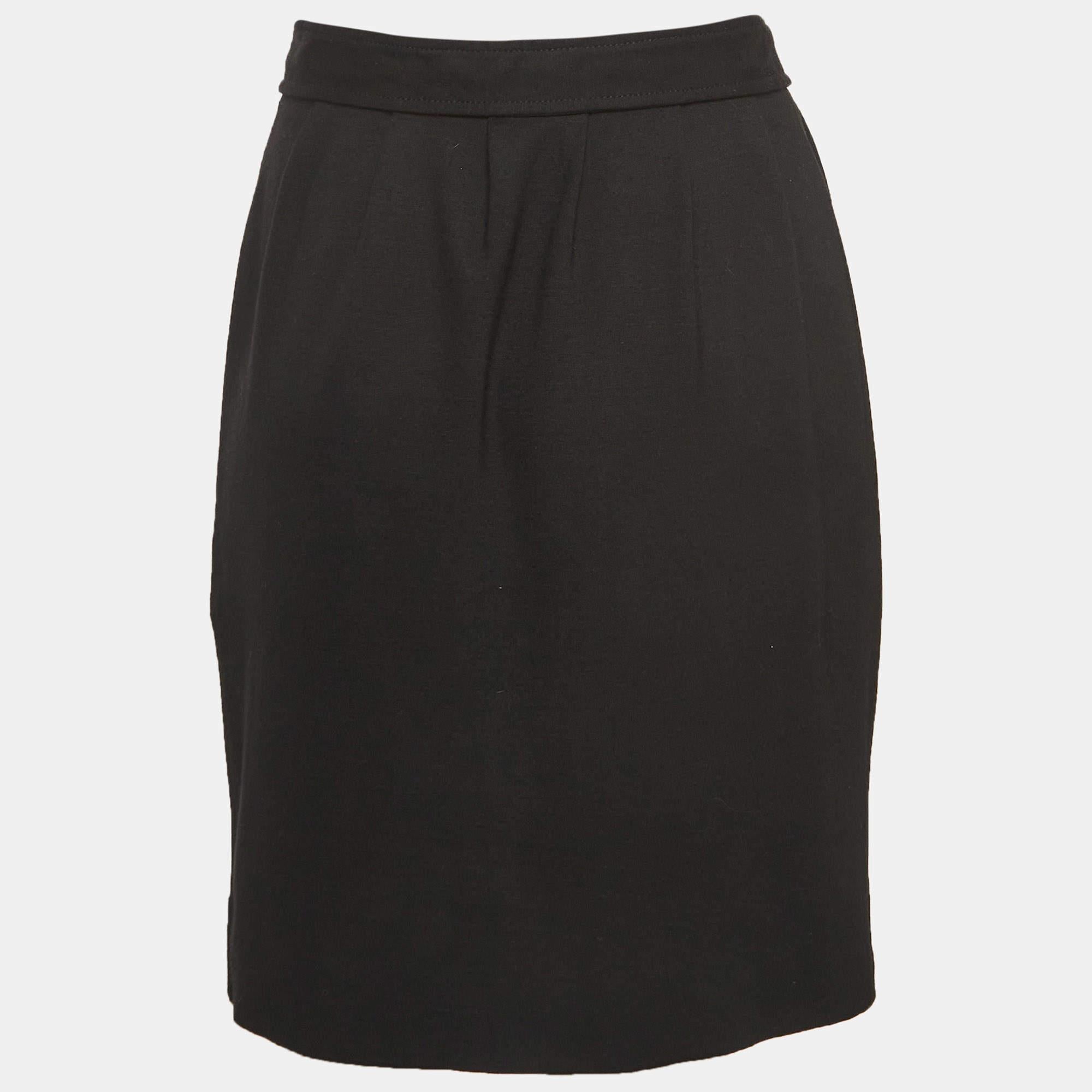 Cette jolie jupe est joliment cousue dans un tissu fin. Cette jupe confortable de créateur a une silhouette flatteuse. Associez-le à un simple haut et à des talons à lanières pour un look chic.