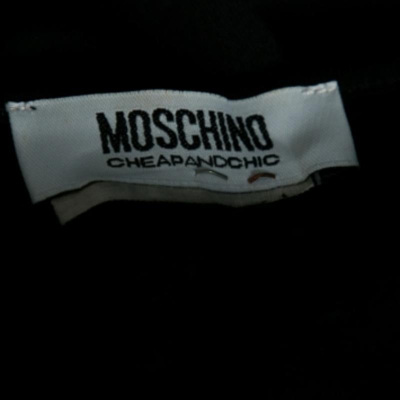 Moschino Cheap and Chic Camiseta negra con apliques de máquina de coser S en Excelente estado para la venta en Dubai, Al Qouz 2