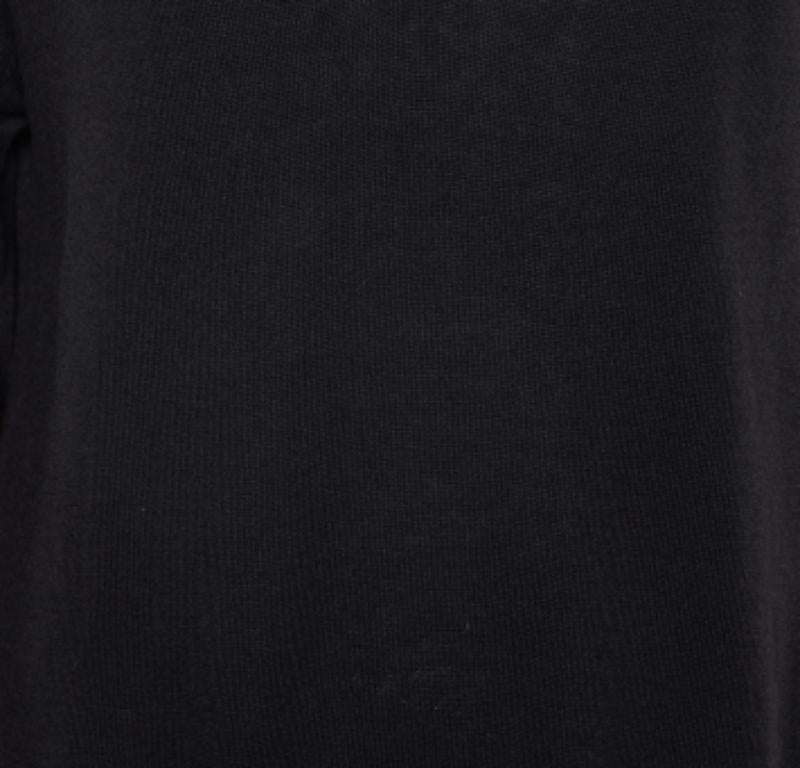 Questo maglione firmato è davvero favoloso! È realizzato in materiali pregiati e presenta maniche lunghe. Abbinalo a pantaloni e scarpe da ginnastica per un look cool.