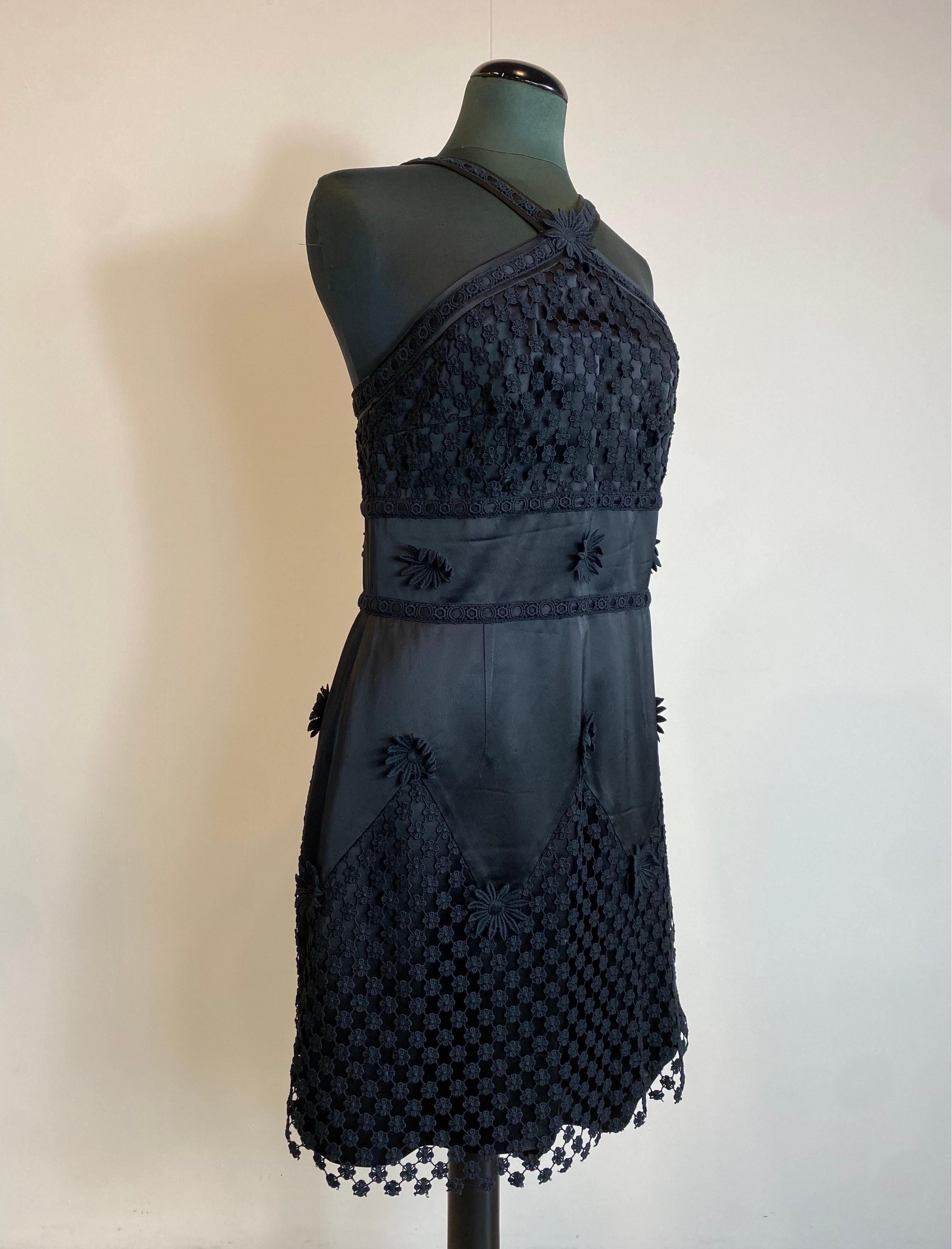 Moschino Cheap and Chic mini robe noire à fleurs Excellent état - En vente à Carnate, IT