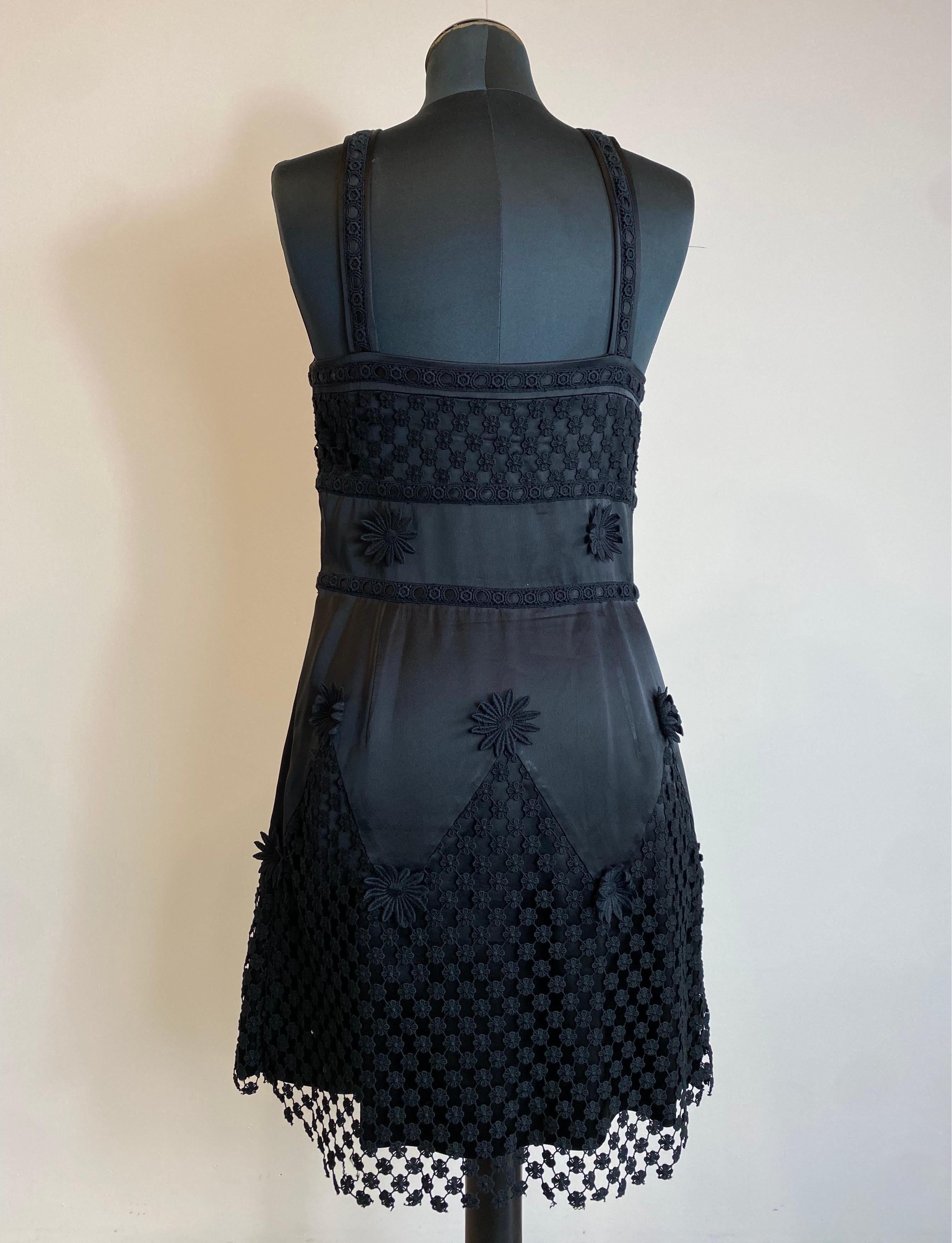 Moschino Cheap and Chic mini robe noire à fleurs en vente 1