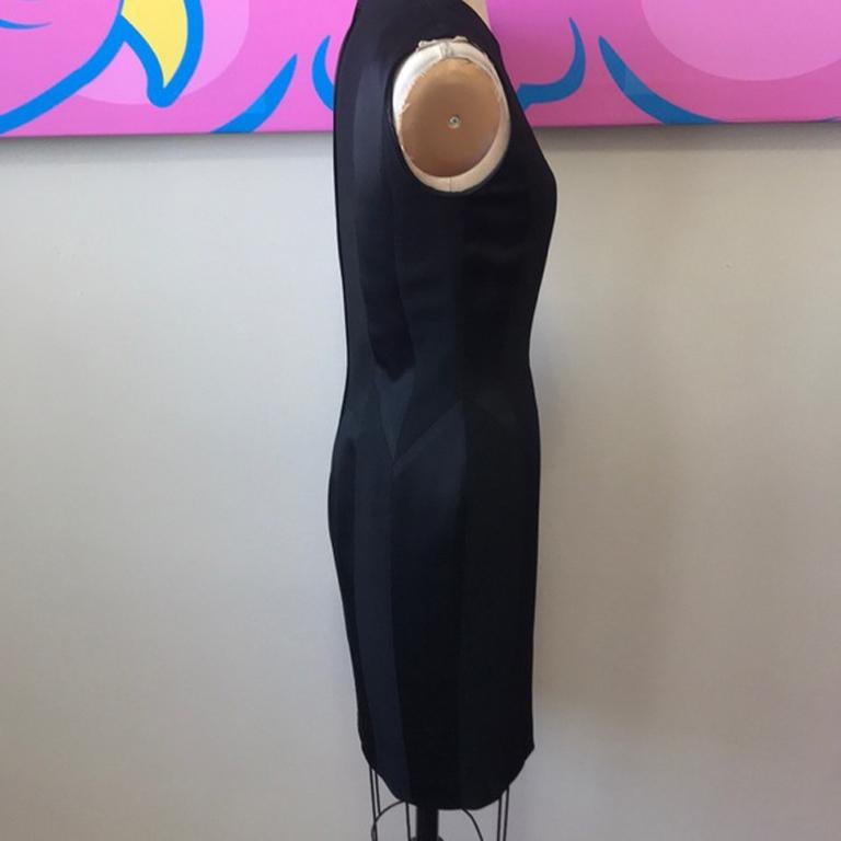 Moschino Cheap and Chic Vestido negro con paneles de satén en Bueno estado para la venta en Los Angeles, CA