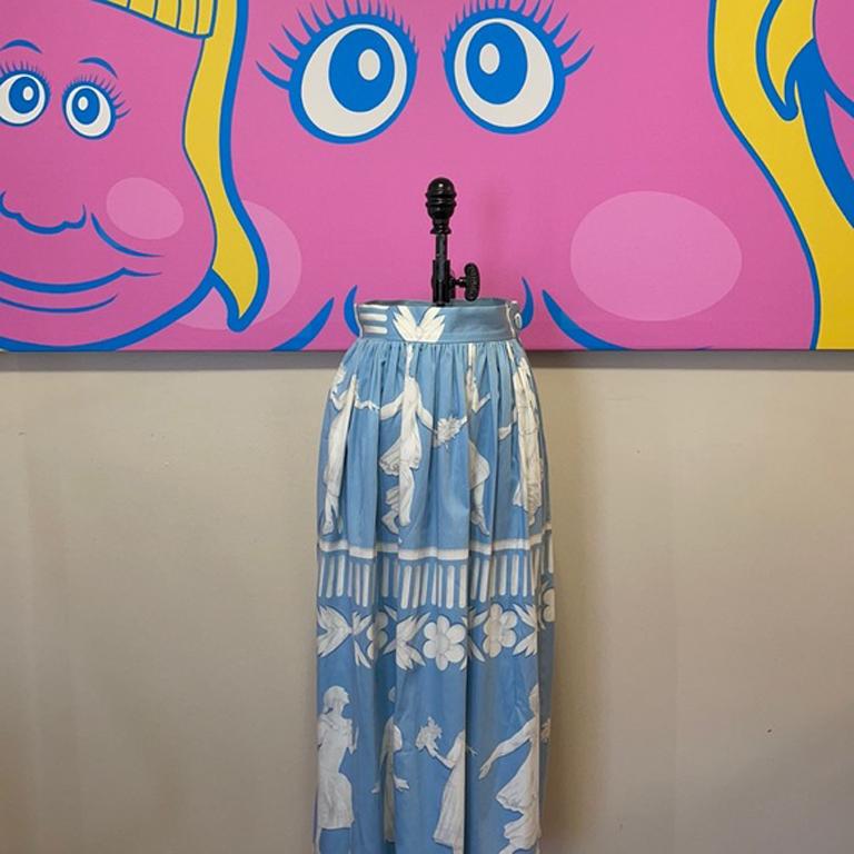 Moschino cheap and chic blue white maxi skirt

Summer dressing is easy and shines wearing this blue and white Grecian lady design maxi skirt! Pair with a white tank top and wide belt for a finished look. Size 6. Brand runs small
Measurements
Across