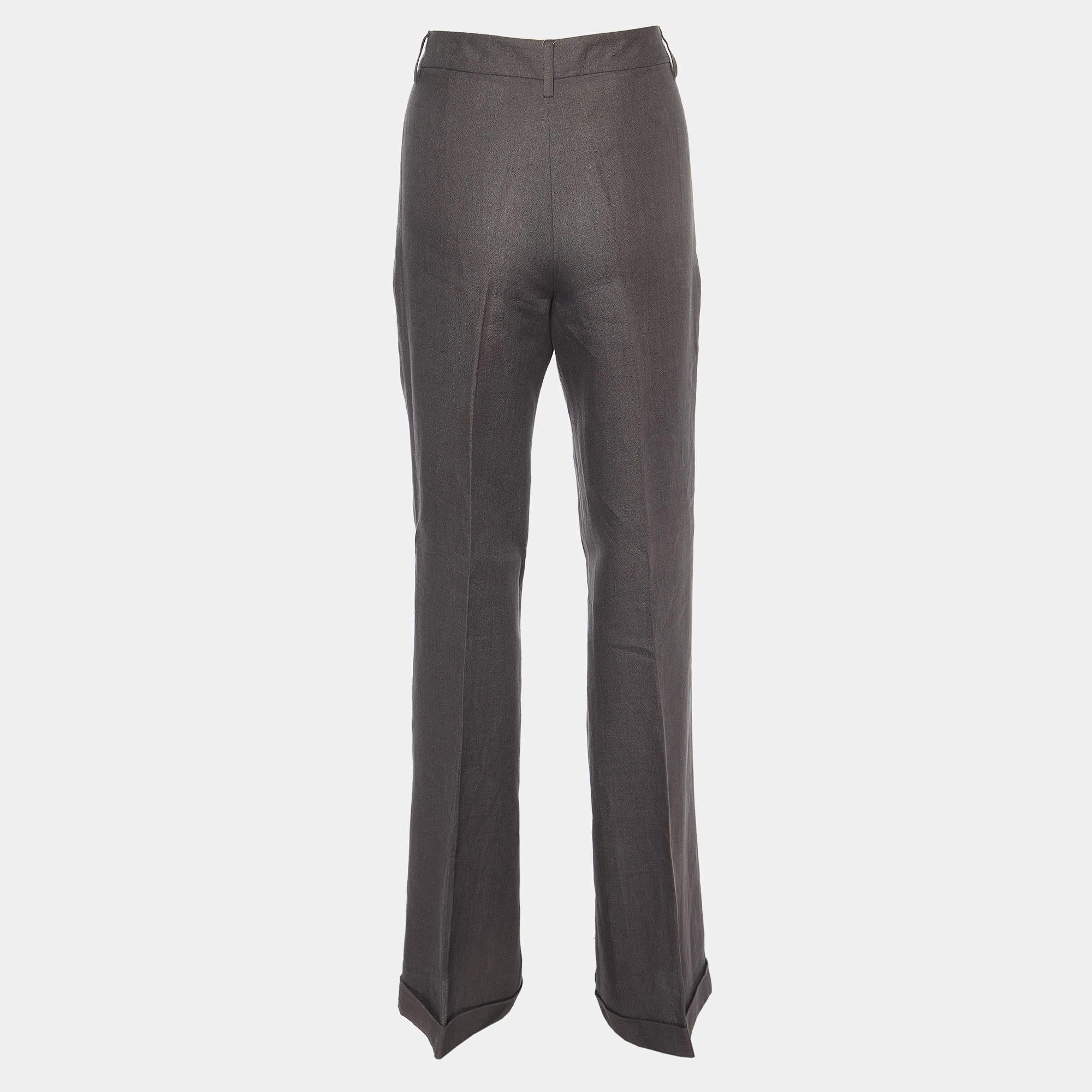 Valorizza il tuo abbigliamento formale con questo paio di pantaloni. Disegnati con una silhouette e una vestibilità superba, questo paio di pantaloni ti renderà sicuramente elegante.
