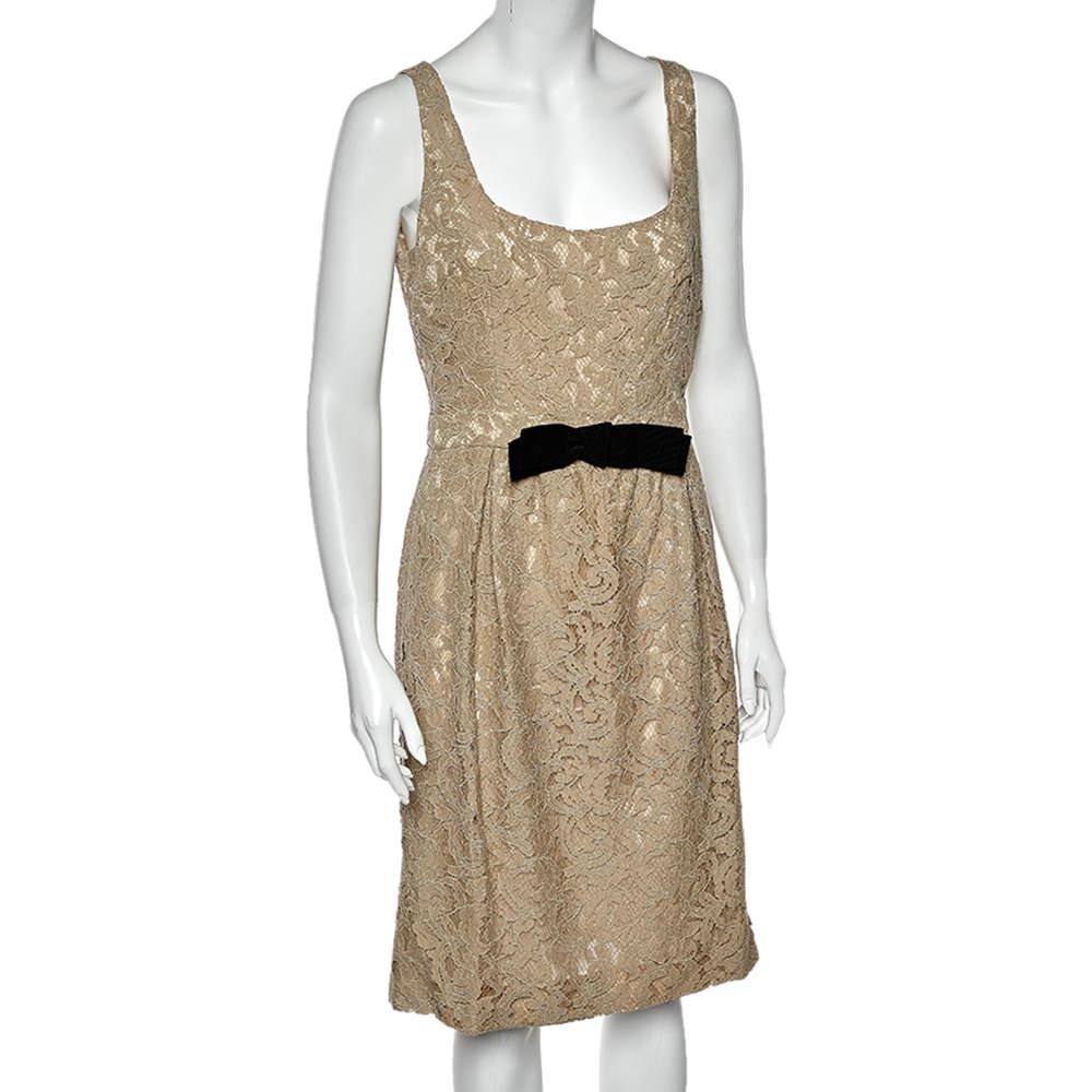 Intricately designed using cream lace fabric, this sleeveless dress from Moschino Cheap and Chic will surely add a touch of finesse to your entire look. It features a contrasting bow detail on the front, a zip closure, and a midi length. 