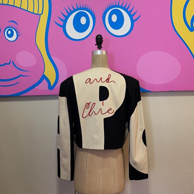 Moschino billig chic Ernte Jacke

Mit diesem Vintage-Blazer von Moschino Cheap and Chic sind Sie retro-cool. Niedliche Metallblumenknöpfe setzen dieses farbige CHEAP-Blockdesign in Szene. Einzigartige bestickte Rückseite. Kombinieren Sie ihn mit