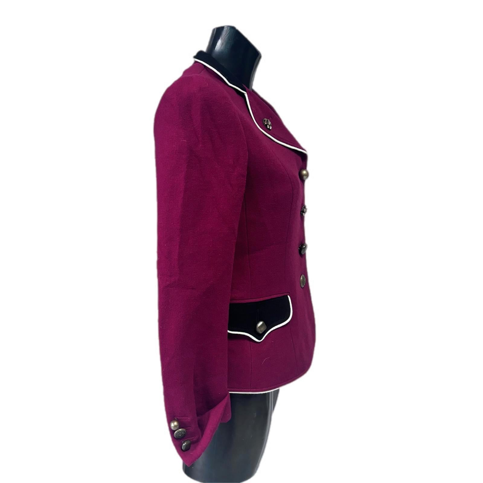Elegante chaqueta Moschino Cheap and Chic de pura lana virgen, confeccionada en Italia por Aeffe.
Una prenda de corte sastre, típica del estilo irónico y refinado de la casa de moda en los años noventa.

La chaqueta se presenta en un sofisticado