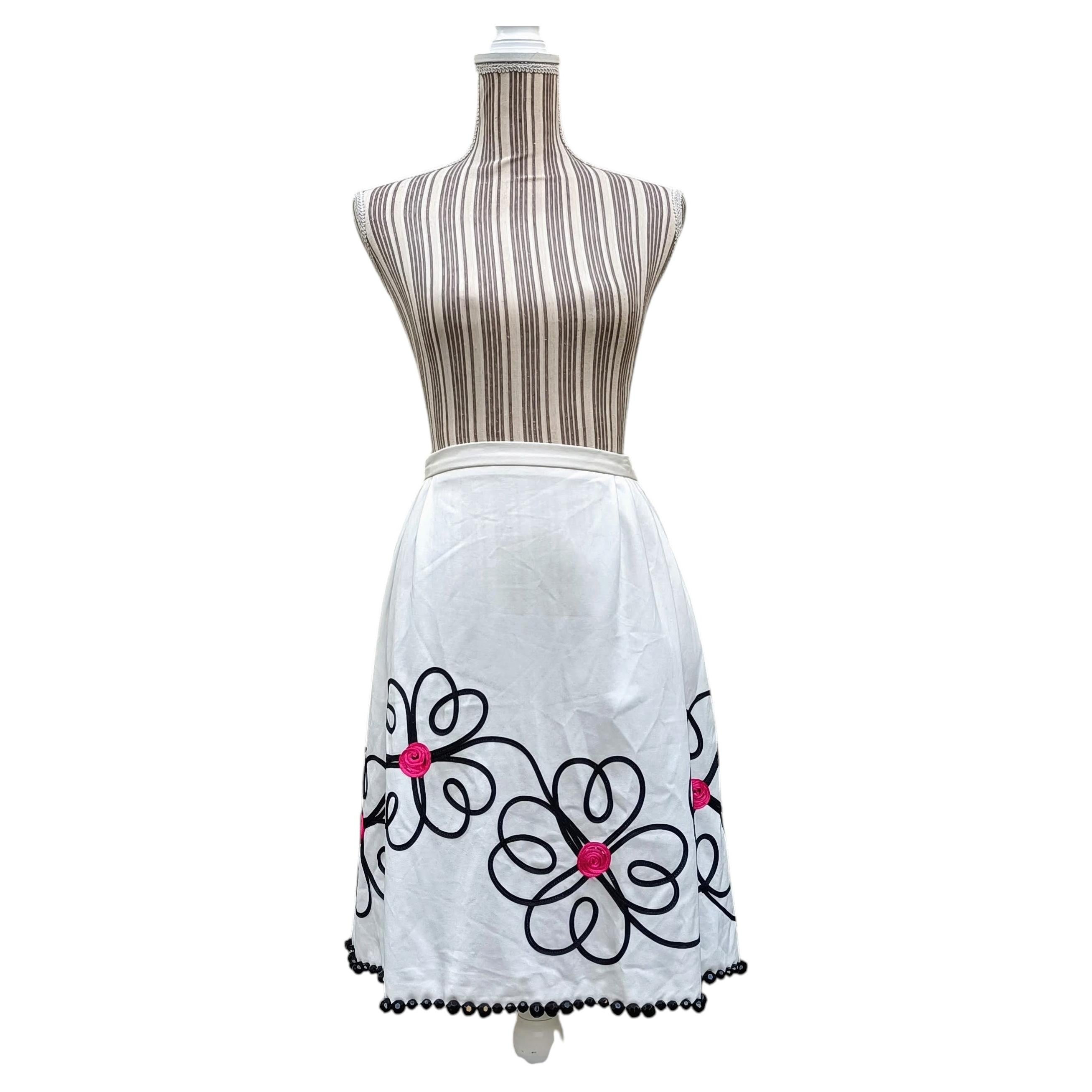 Moschino Cheap and Chic white skirt with embroidery and a Y2K-style decorative hem For Sale