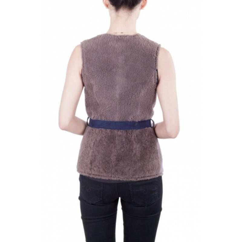 Questo gilet di Moschino è una creazione unica e alla moda che ti permetterà di essere subito pronto con stile. Realizzata in pelle d'agnello di colore grigio, questa giacca presenta una chiusura a cintura con lacci che crea un look d'effetto. La