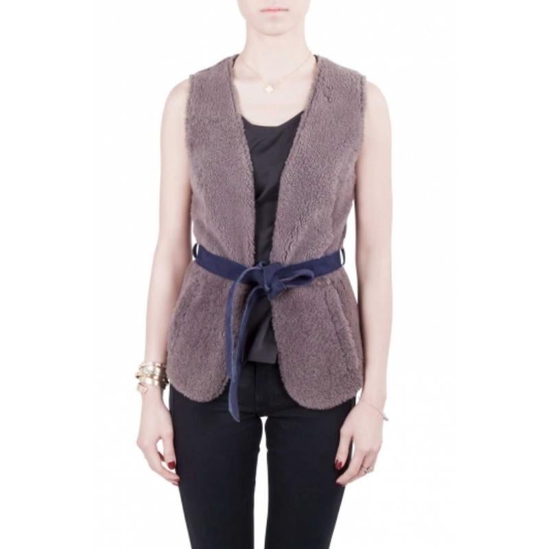 Moschino Cheap and Chic Gilet grigio in pelliccia d'agnello foderato in pelle con cintura S In condizioni discrete in vendita a Dubai, Al Qouz 2