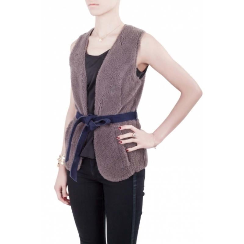 Donna Moschino Cheap and Chic Gilet grigio in pelliccia d'agnello foderato in pelle con cintura S in vendita