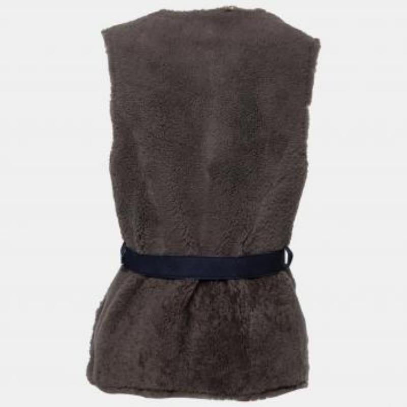Moschino Cheap and Chic Gilet grigio in pelliccia d'agnello foderato in pelle con cintura S in vendita 4