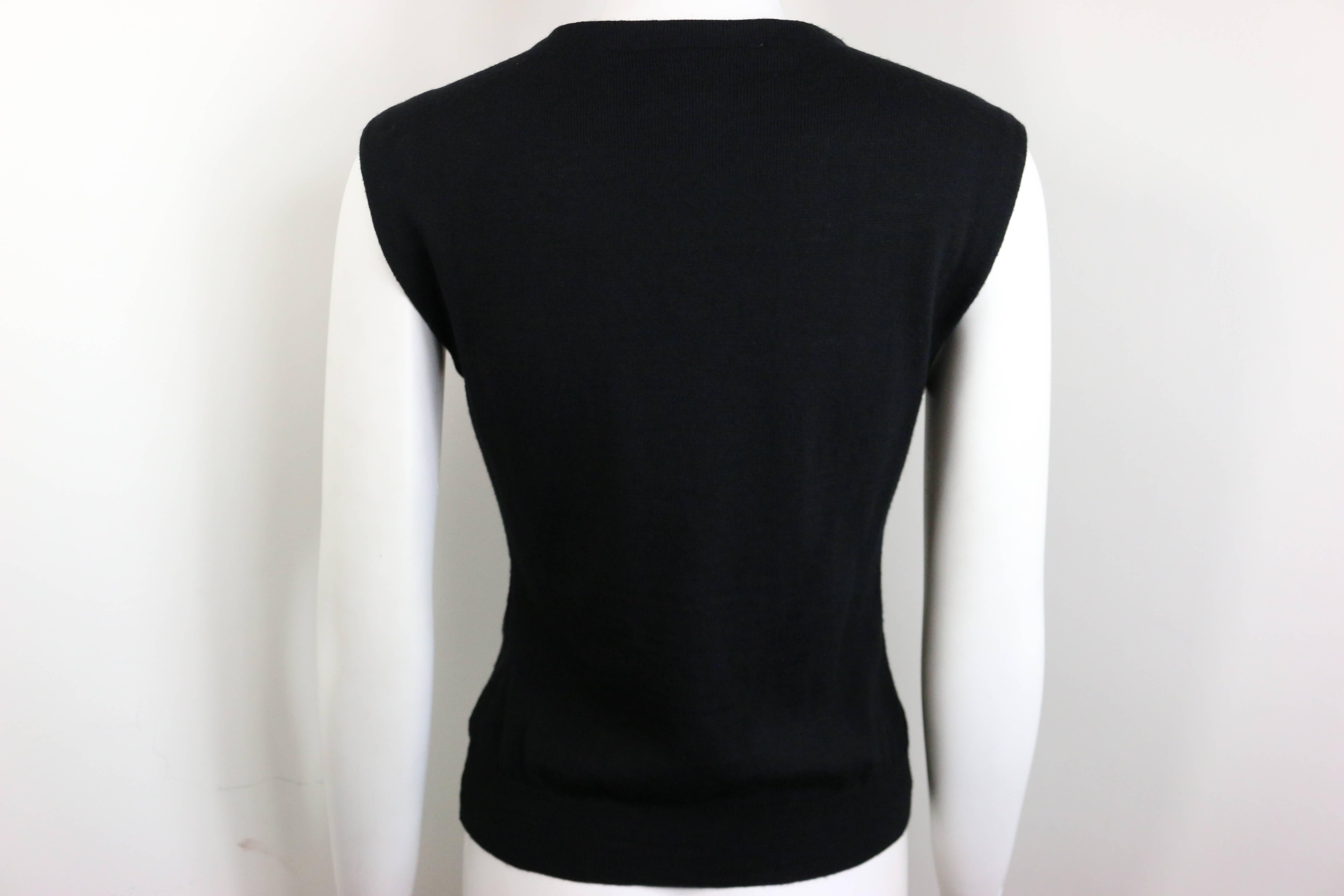 - Vintage 90s Moschino Cheap and Chic black wool tank top with red heart surrounded by mother of pearl buttons. 

- Made in Italy. 

- 100% Wool 

- Size 40 Italy. 

