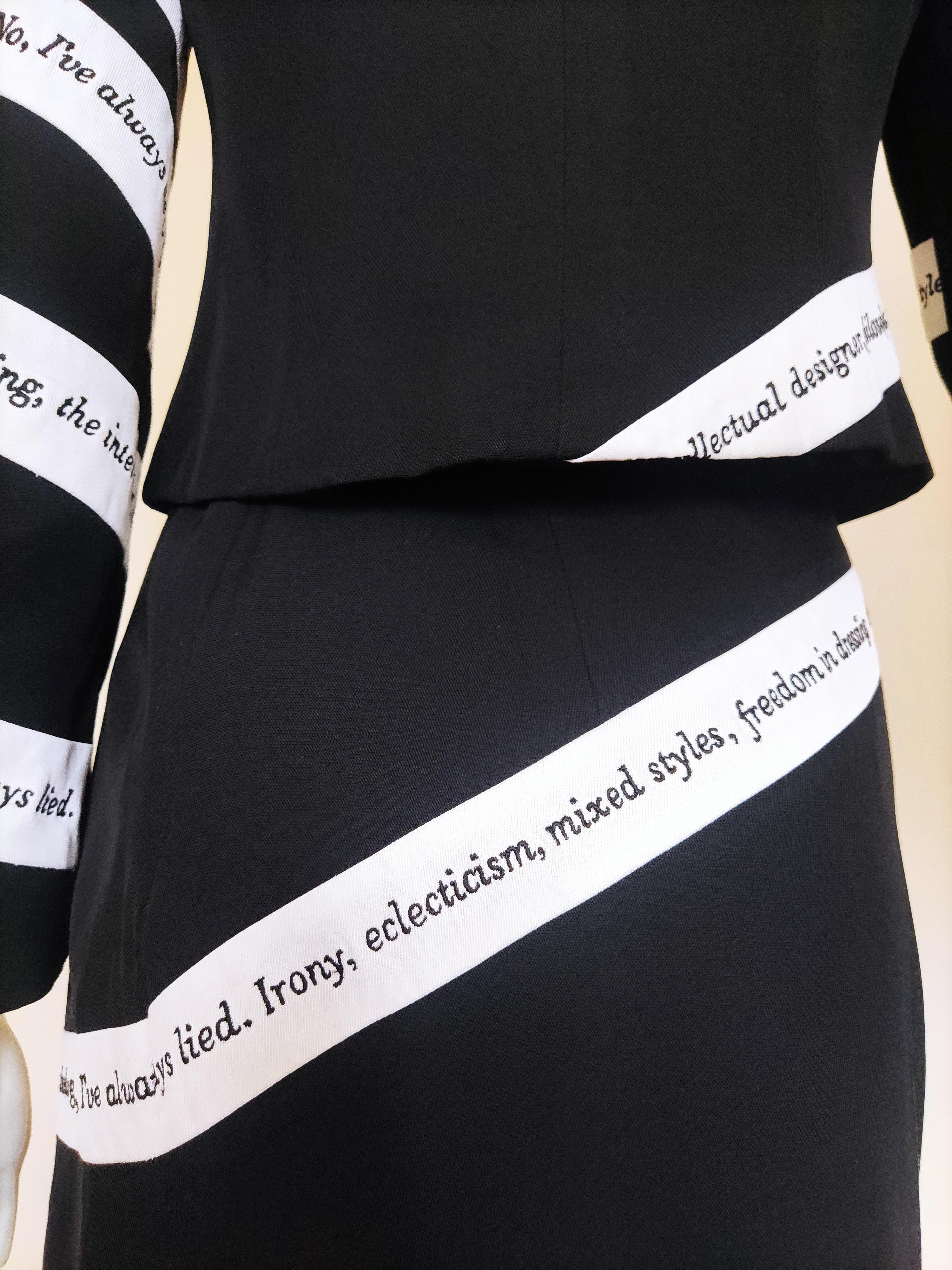 Moschino Cheap and Chic Irony Text Tape Vintage Couture Schwarz-Weißes Kleid Anzug im Angebot 7