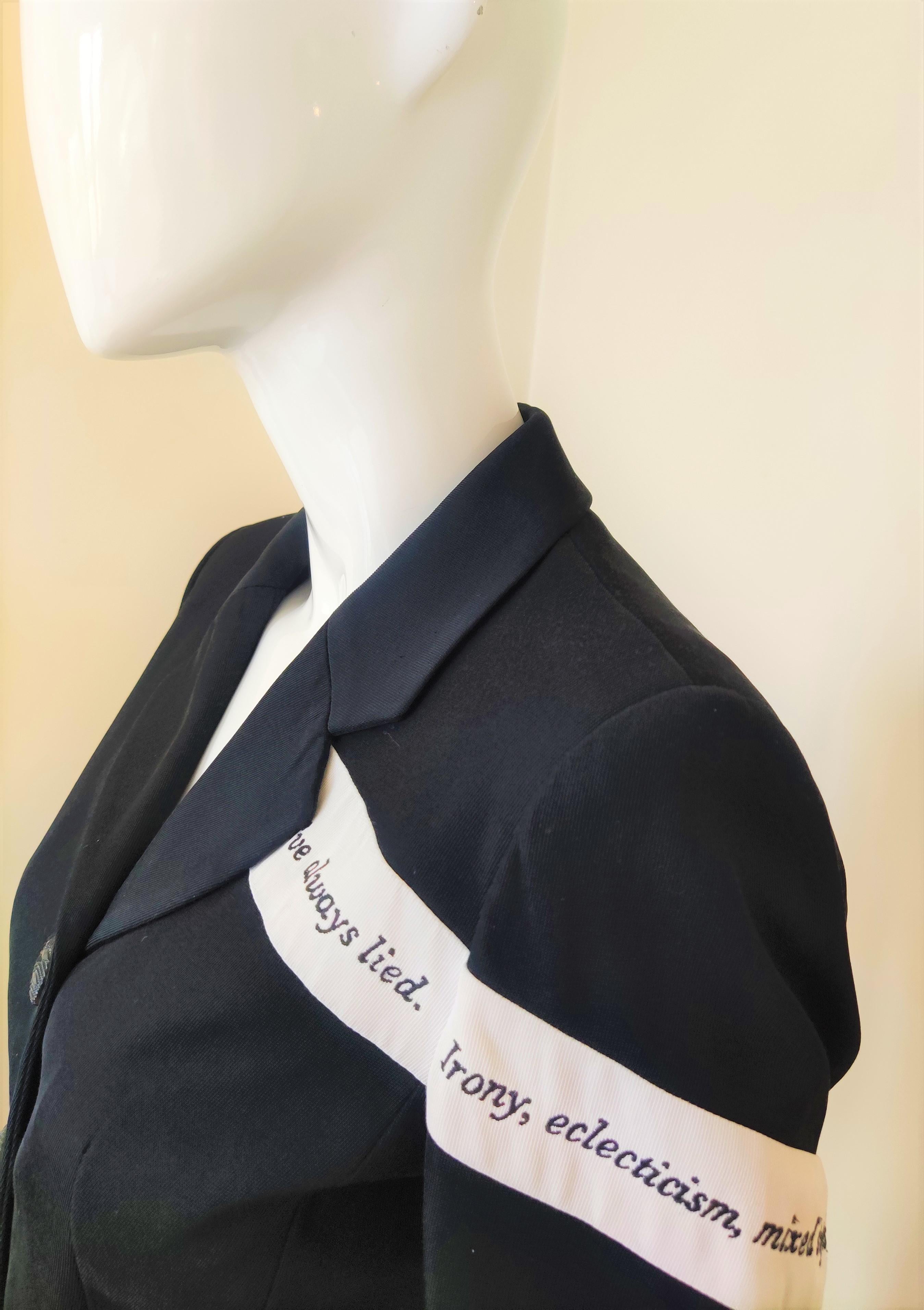 Moschino Cheap and Chic Irony Text Tape Vintage Couture Schwarz-Weißes Kleid Anzug im Angebot 9
