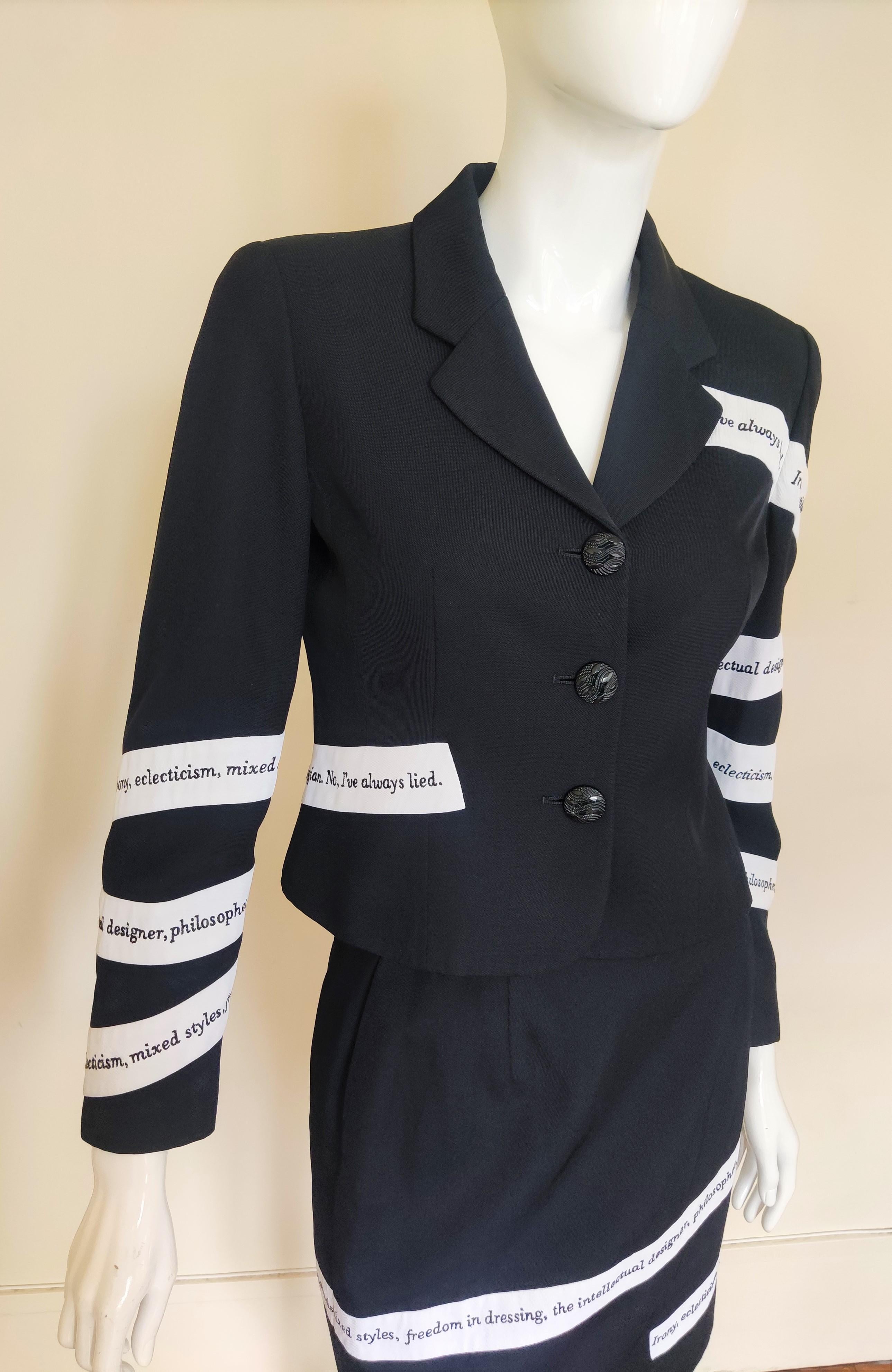 Moschino Cheap and Chic Irony Text Tape Vintage Couture Schwarz-Weißes Kleid Anzug im Angebot 10
