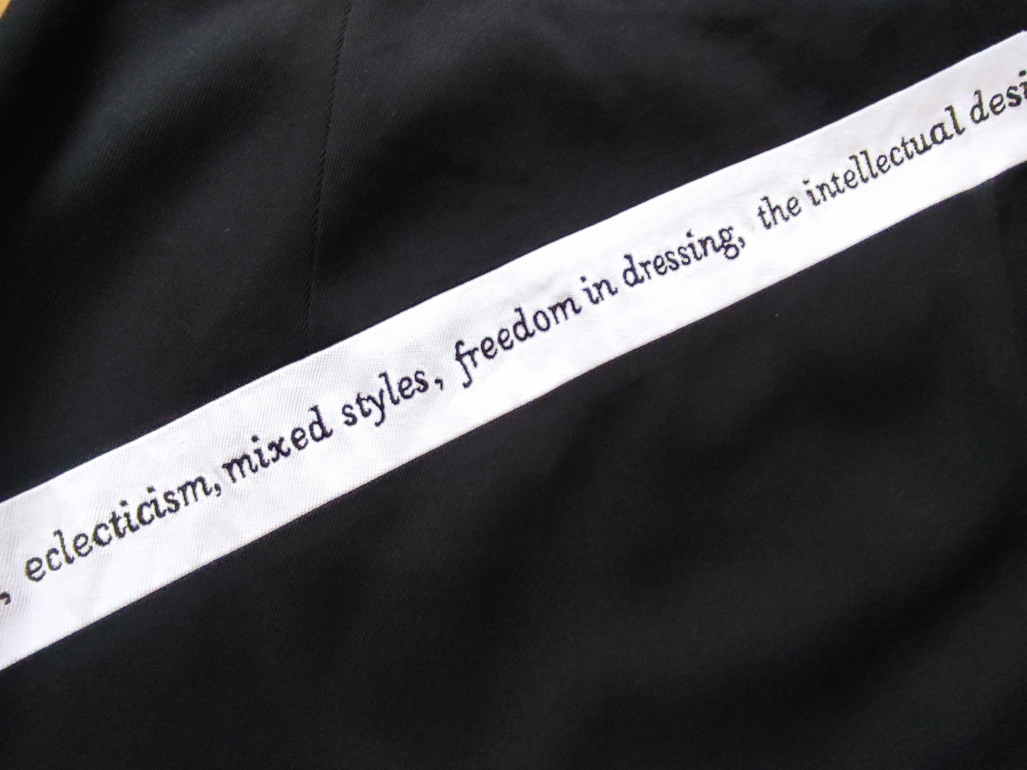 Moschino Cheap and Chic Irony Text Tape Vintage Couture Schwarz-Weißes Kleid Anzug im Angebot 15