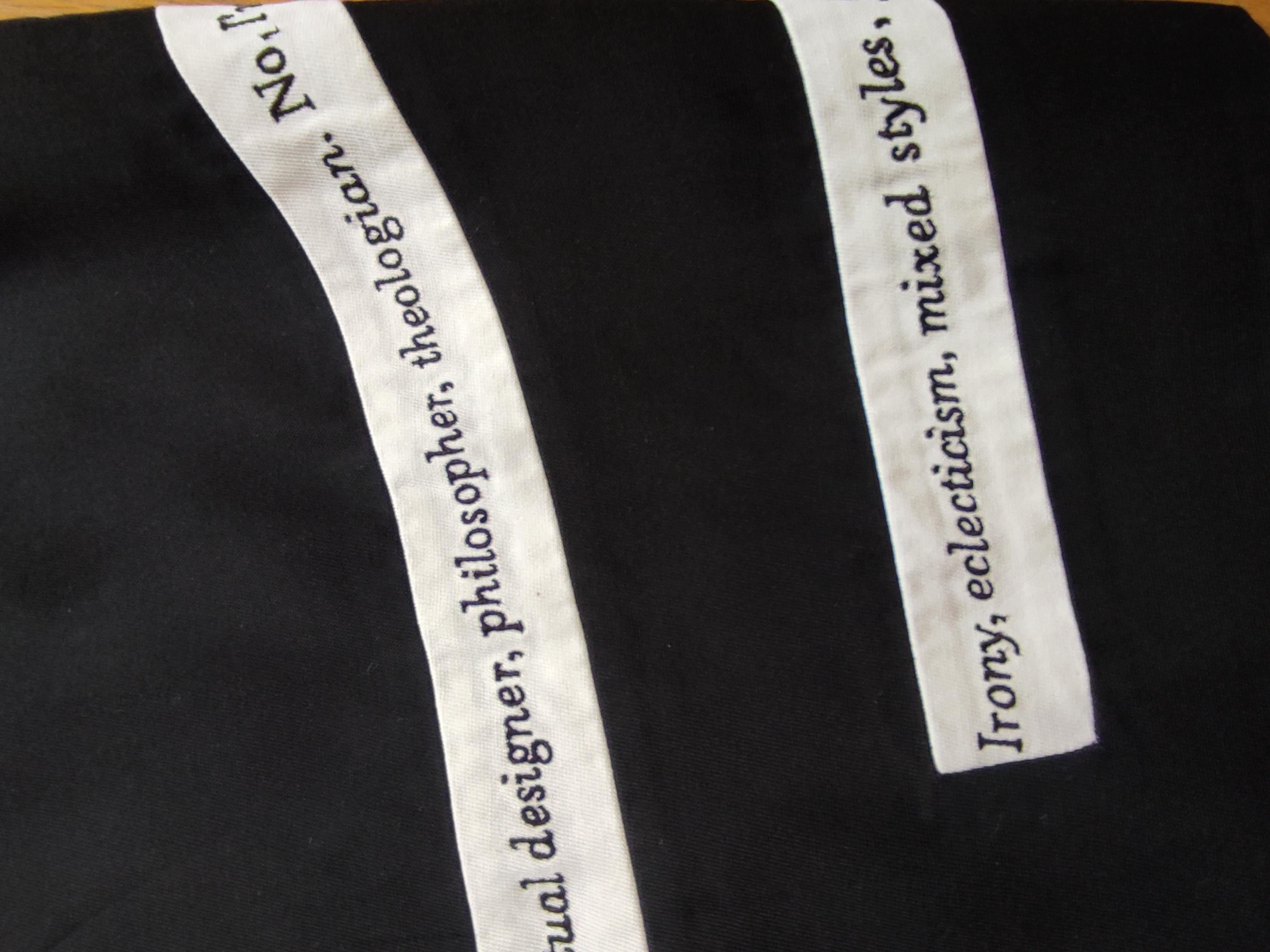 Moschino Cheap and Chic Irony Text Tape Vintage Couture Schwarz-Weißes Kleid Anzug im Angebot 16