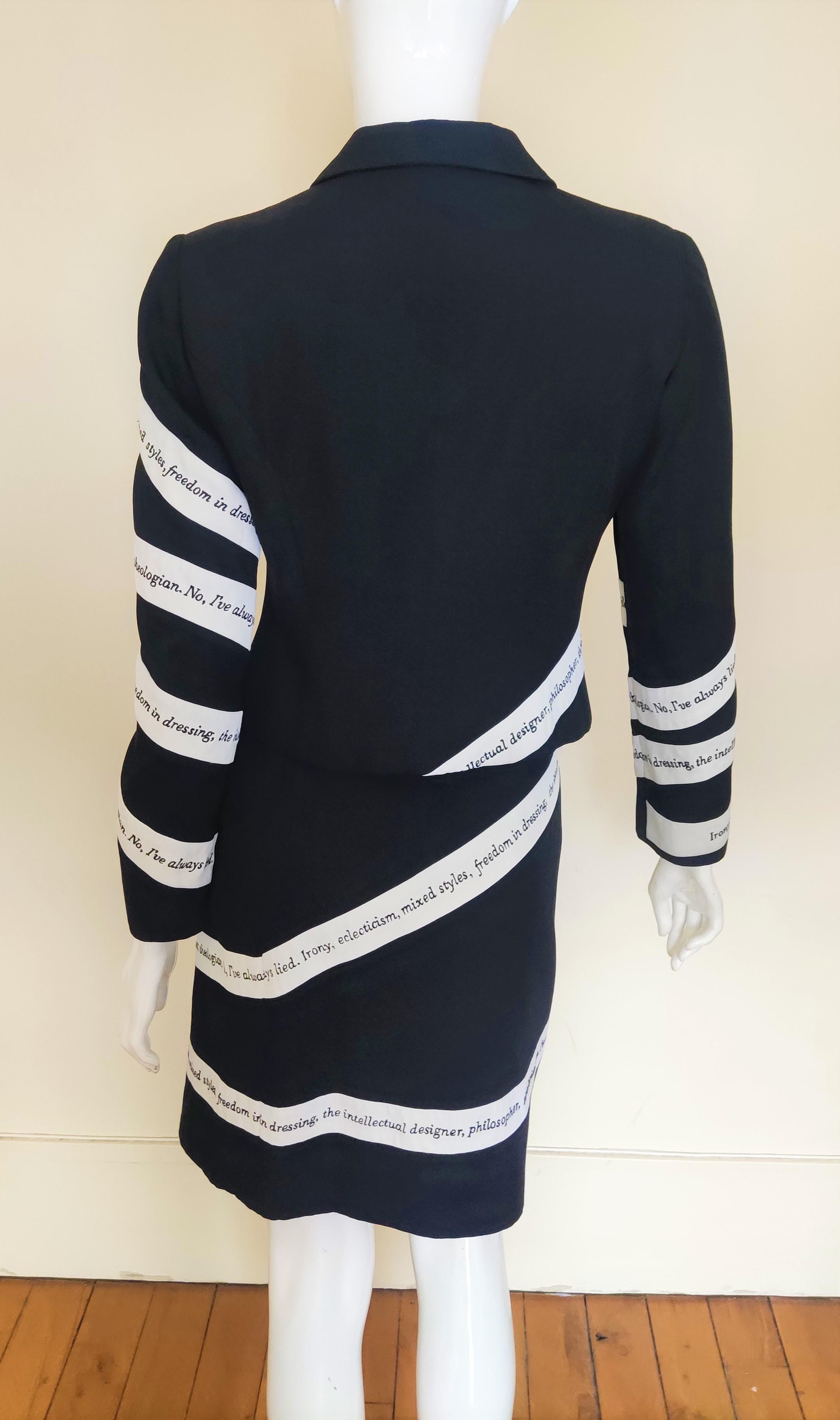 Moschino Cheap and Chic Irony Text Tape Vintage Couture Schwarz-Weißes Kleid Anzug Damen im Angebot