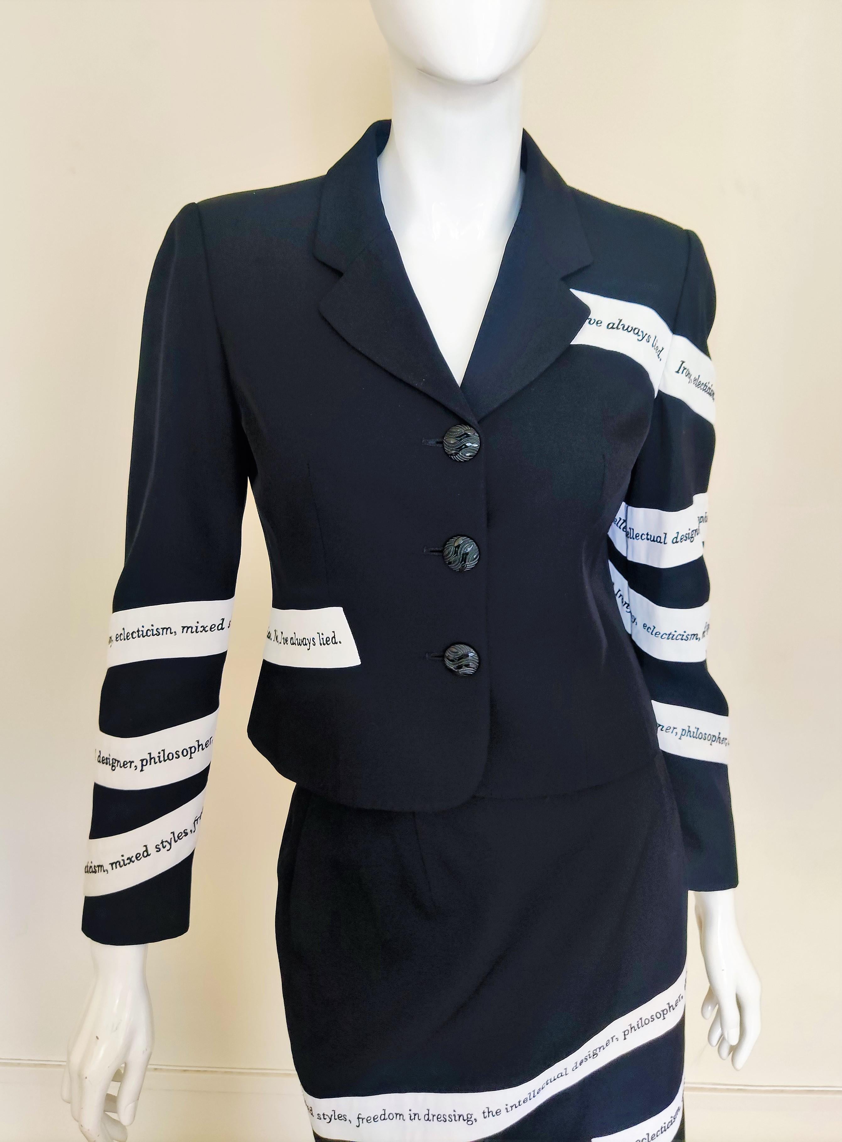 Moschino Cheap and Chic Irony Text Tape Vintage Couture Schwarz-Weißes Kleid Anzug im Angebot 1