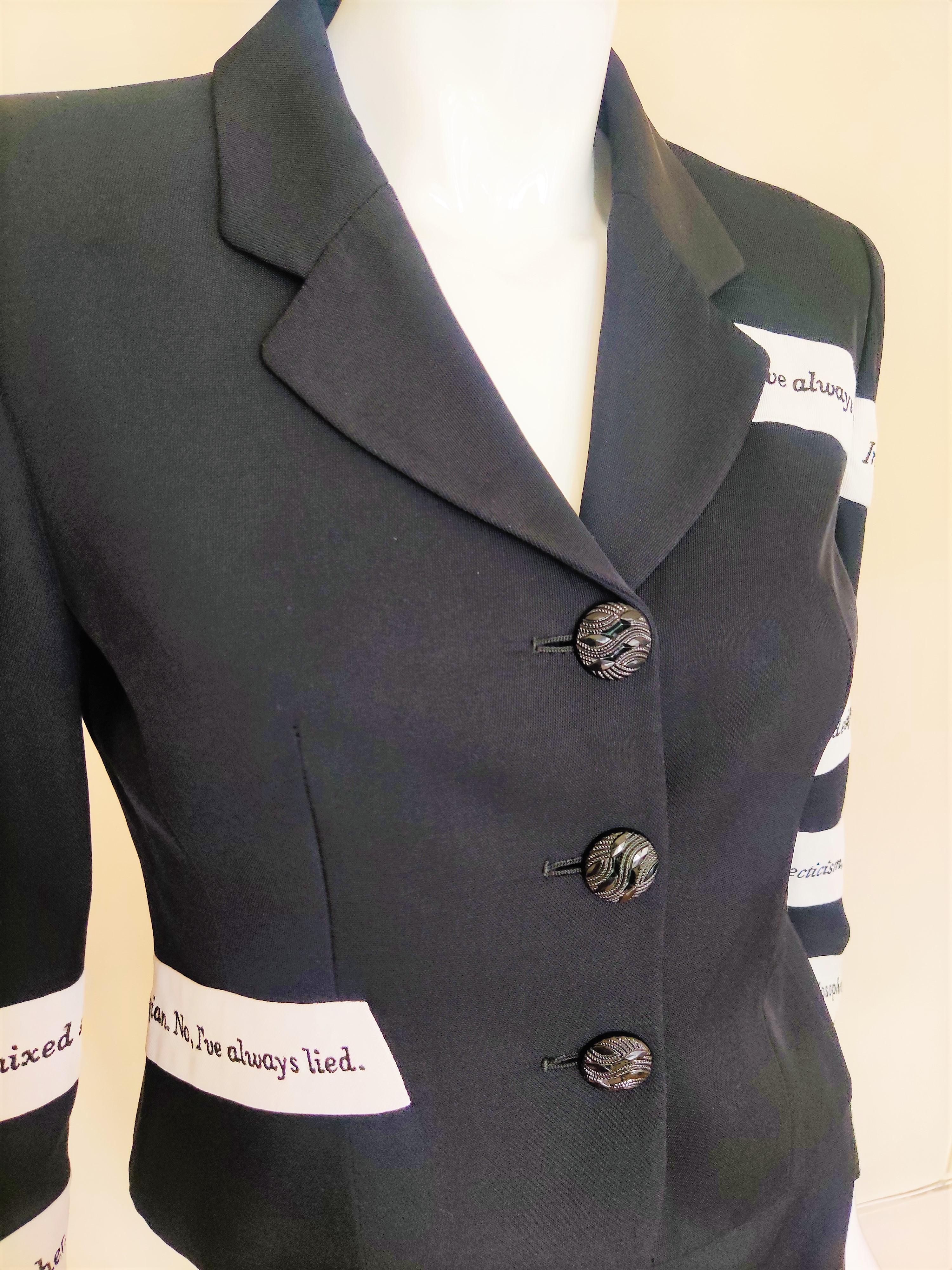 Moschino Cheap and Chic Irony Text Tape Vintage Couture Schwarz-Weißes Kleid Anzug im Angebot 2
