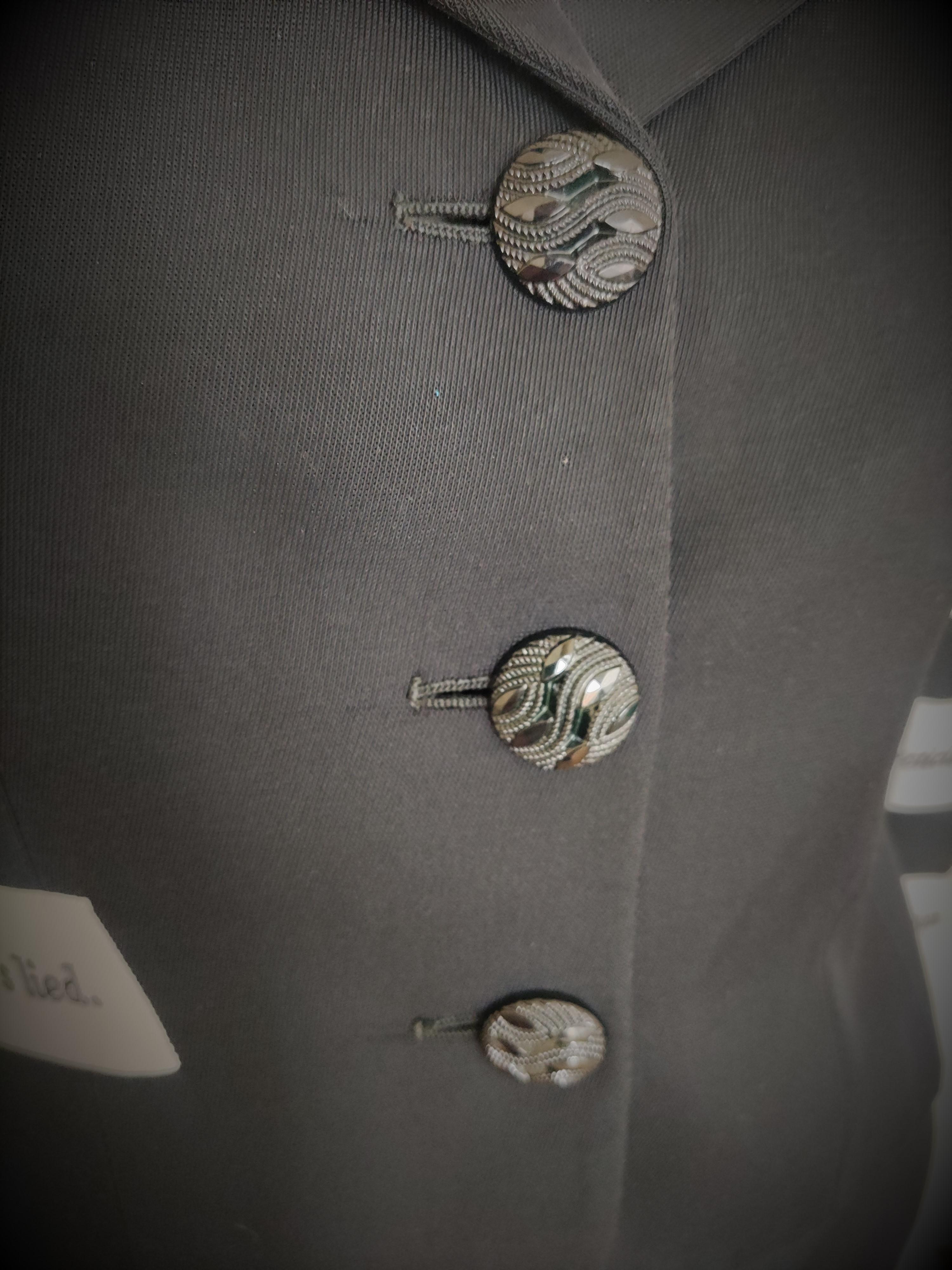 Moschino Cheap and Chic Irony Text Tape Vintage Couture Schwarz-Weißes Kleid Anzug im Angebot 3
