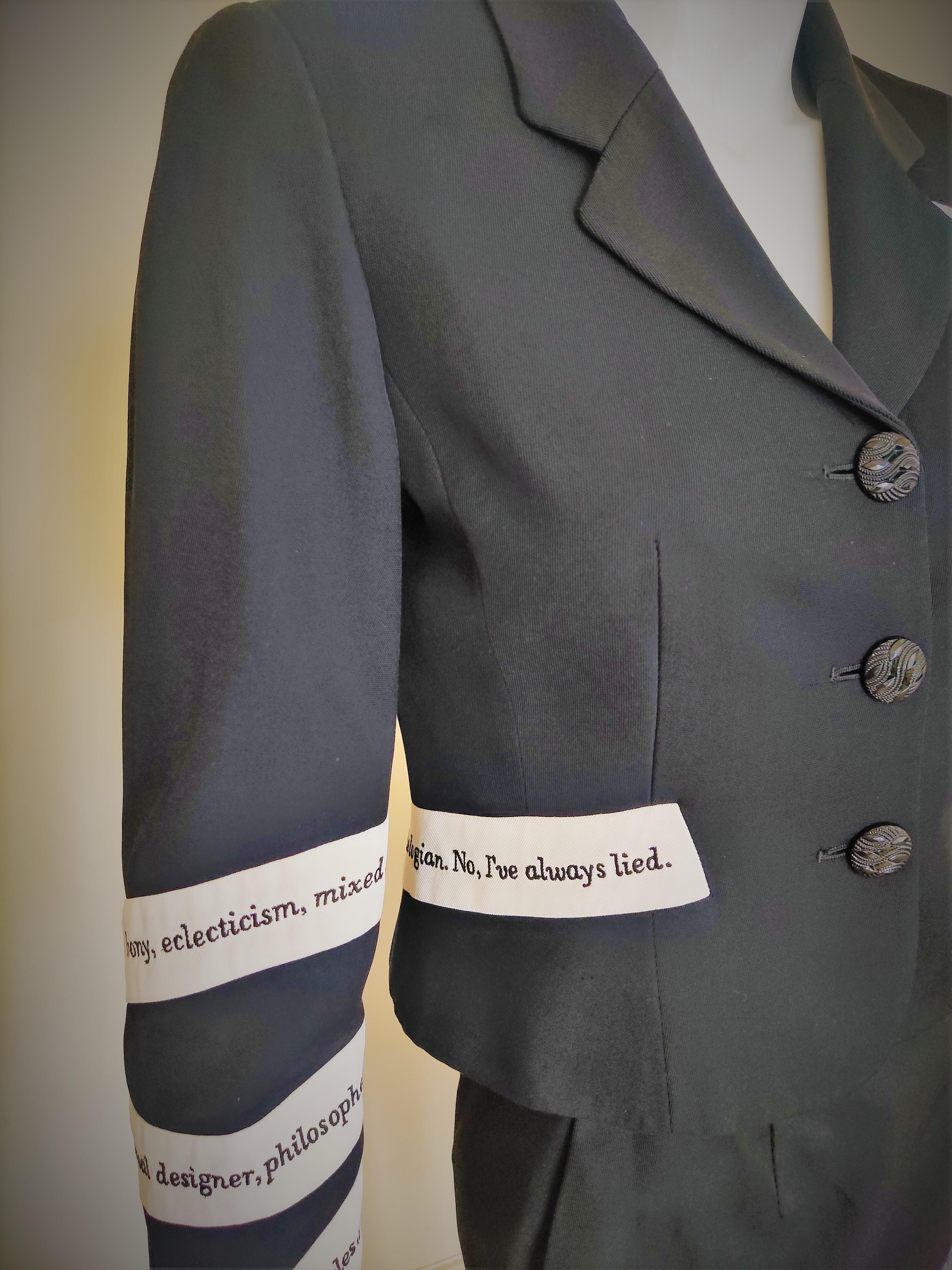 Moschino Cheap and Chic Irony Text Tape Vintage Couture Schwarz-Weißes Kleid Anzug im Angebot 4