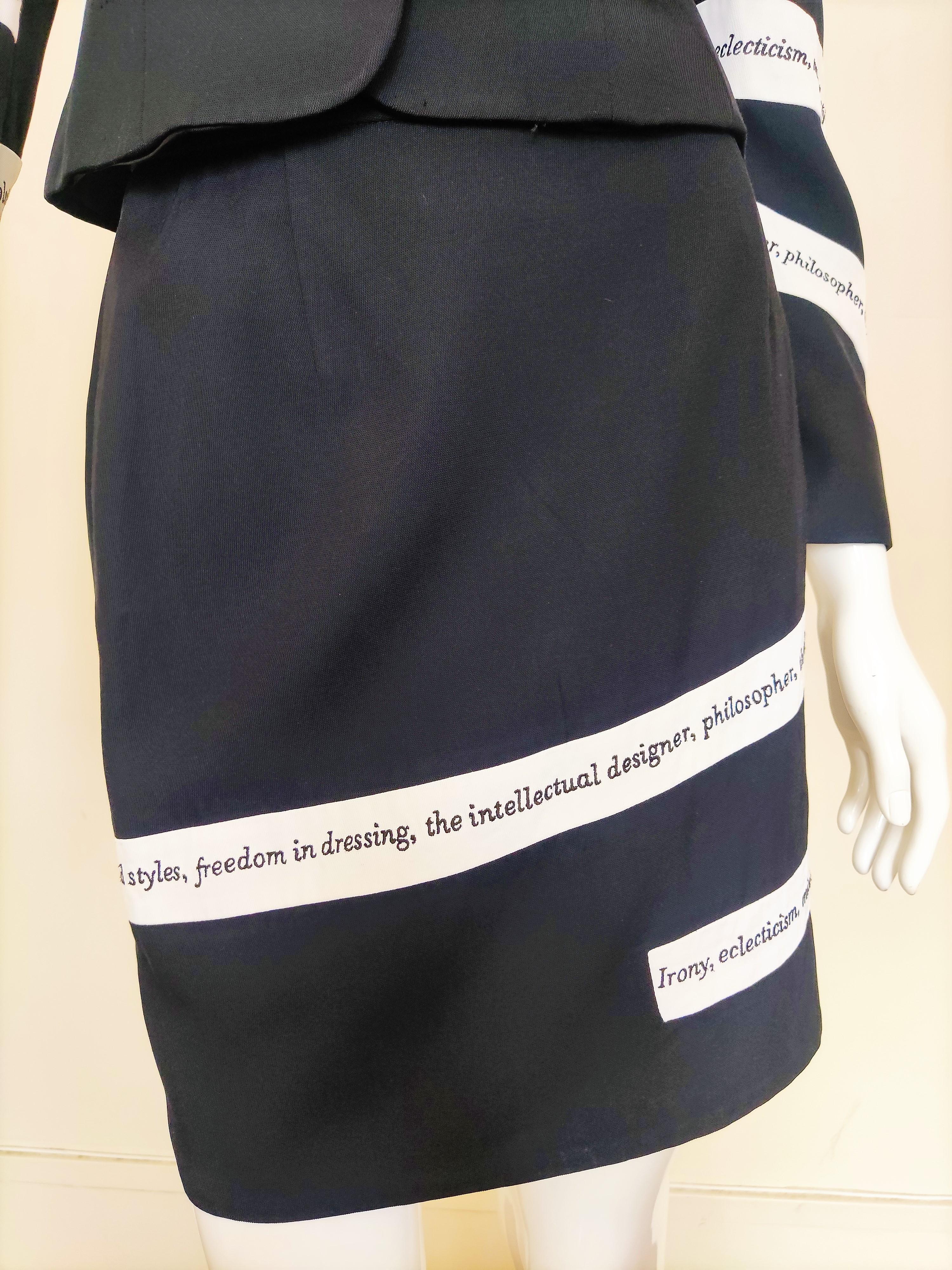 Moschino Cheap and Chic Irony Text Tape Vintage Couture Schwarz-Weißes Kleid Anzug im Angebot 5