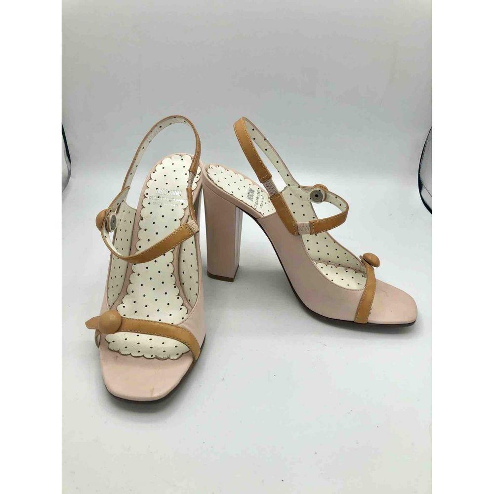 Moschino Cheap And Chic Leather Sandals in Pink

Moschino Cheap and Chic sandals in pink leather with beige details. The ankle strap under the beige button has a clip button for putting on and taking off the shoe. The shoes show signs of use even if
