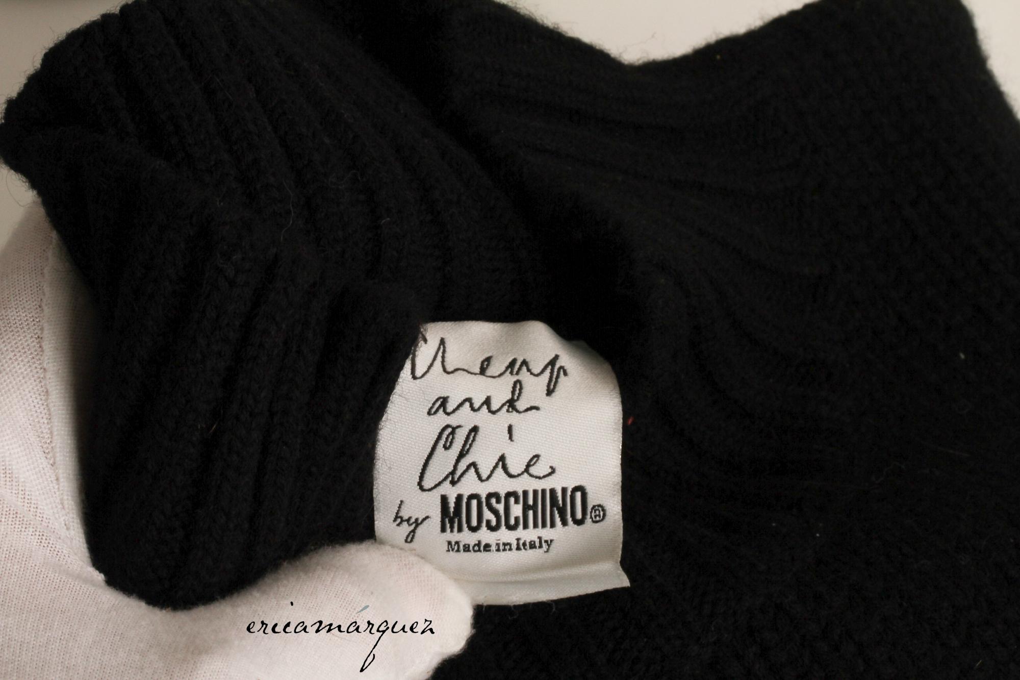 MOSCHINO, Cheap and Chic, noir, laine, col rond. Pull à manches longues avec point d'interrogation écru surdimensionné.

Mesures : Poitrine 22