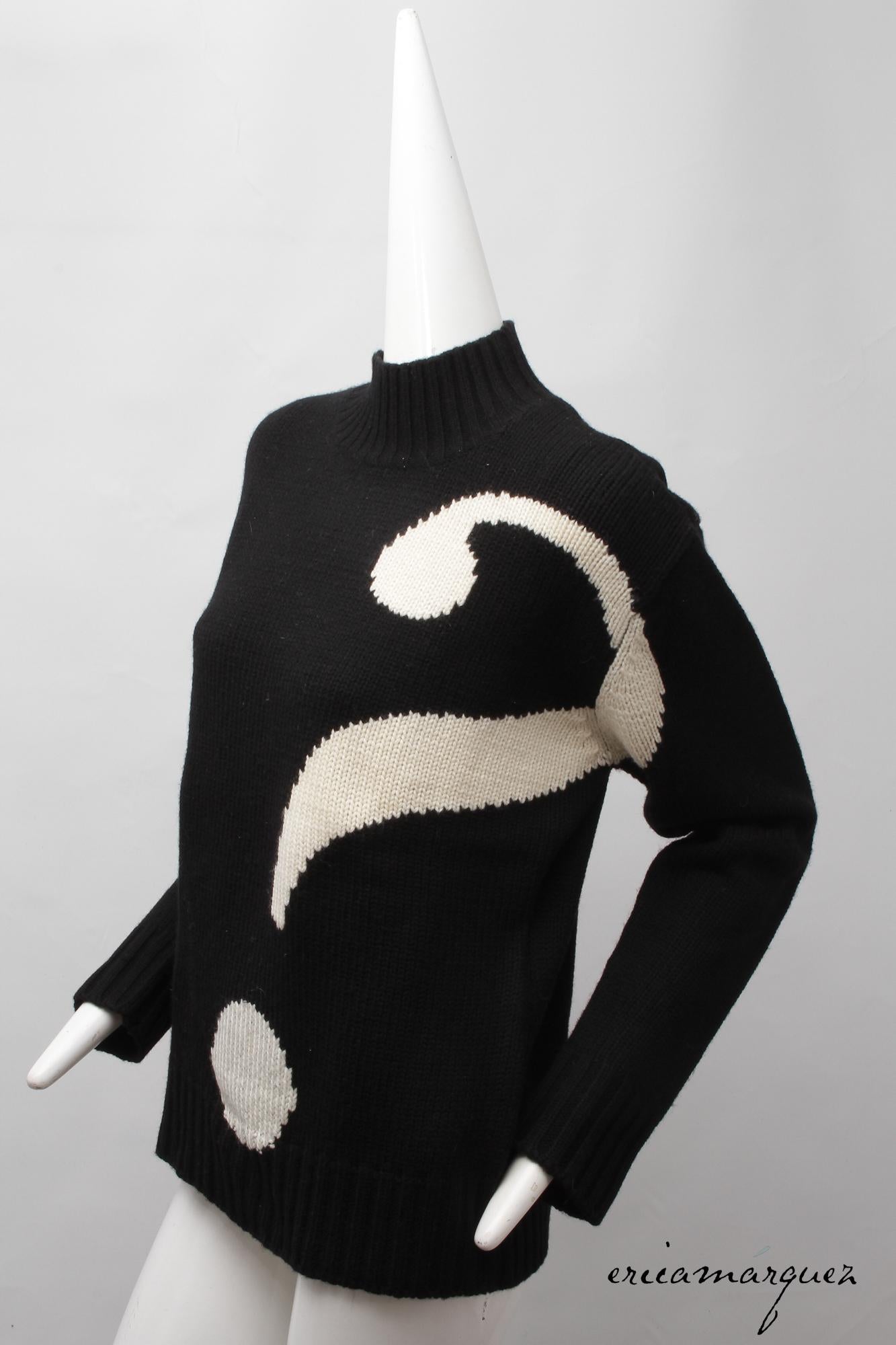 MOSCHINO, Cheap and Chic, Mens Black, Wool, Mock Neck Sweater with Question Mark (Pull noir en laine avec point d'interrogation) Bon état - En vente à Kingston, NY