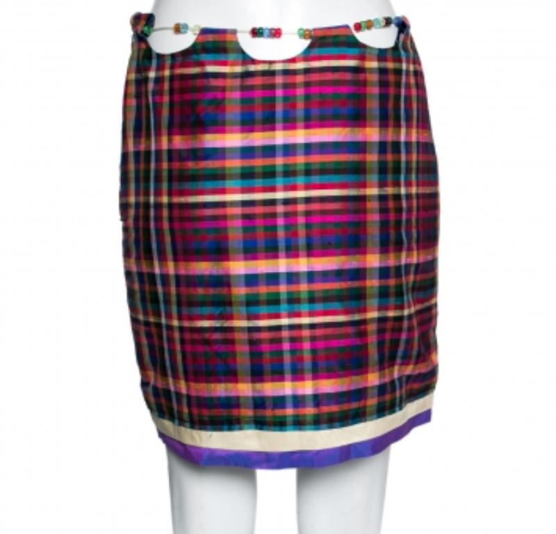Abbina questa gonna Moschino Cheap and Chic al tuo top preferito e esci per un'uscita divertente. Il pezzo multicolore è ornato da un motivo a scacchi su tutta la superficie e da un dettaglio di perline in vita. Fai un'impressione intramontabile con