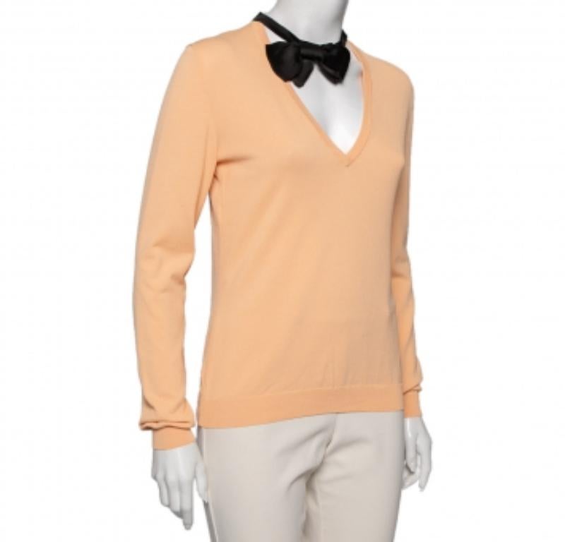 Comme ce pull de Moschino Cheap and Chic est mignon ! Il est confectionné en maille orange et doté d'un nœud contrastant à l'encolure. Il est doté de manches longues et d'un col en V. Ce pull sera votre choix préféré pour l'hiver !
